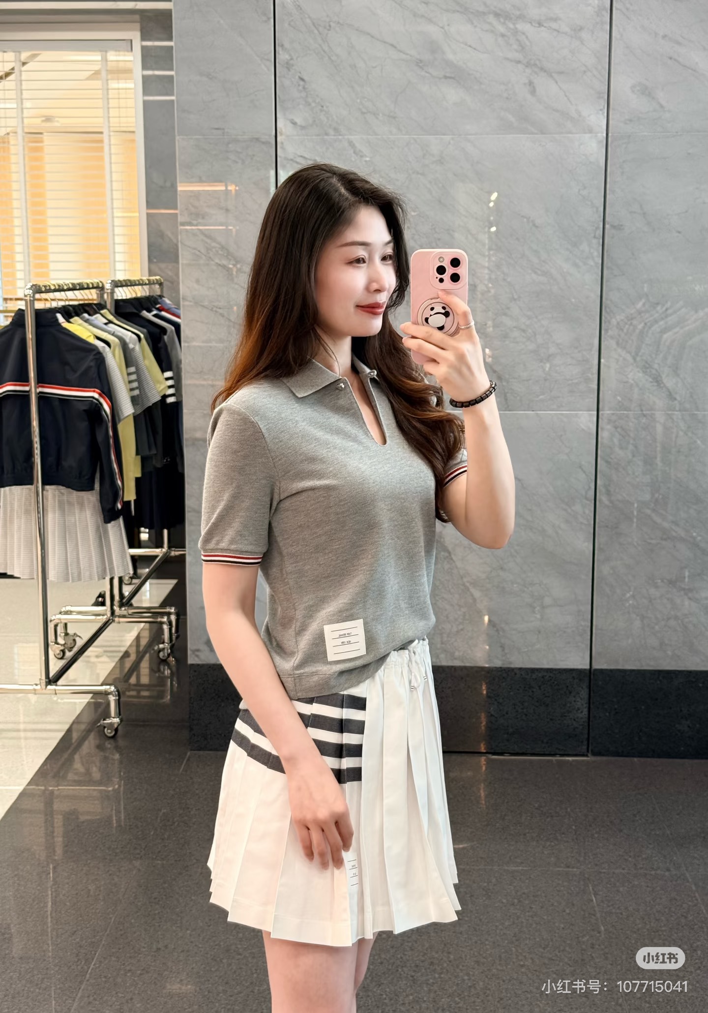 NO:909642,ThomBrowne. Gray polo collar exquisite top. H-version right-shoulder T-shirt. Polo drop-shaped collar, curved high-waisted hem and red, white and blue sleeve hems. The details are further divided. A small brooch is added separately to maximize comfort~ In stock SMl,,tees,t-shirt,brooch,breastpin,19860909ThomBrowne.灰色polo领精致上衣 H版正肩T恤 polo水滴型衣领、有弧度显高腰的衣边和红白蓝的袖边,细节再分 单独再配一个小胸针的小心思舒适度拉满～ 现货SMl,,tees，t-shirt,brooch，breastpin,,Women's clothing