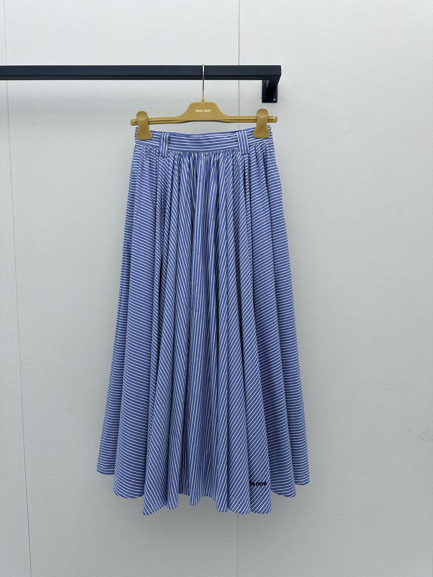 NO:911014,MiuMiu blue and white dress is here to help you look slimmer!  Who hasn’t discovered the magical design of this MiuMiu blue and white dress!  The A-line swing + high waistline directly increases the waist-to-hip ratio. A small person can transform into a nine-headed figure with zero vertical stripes and visually lose 10 pounds. Pear-shaped/apple-shaped sisters can rush with their eyes closed!  SML real shots of large products,,miumiu,skirts,19860909MiuMiu蓝白裙显瘦神器来袭！ 是谁还没发现这条MiuMiu蓝白裙的神仙设计！ A字大摆+高腰线,直接把腰臀比拉满,小个子秒变九头身0竖条纹视觉显瘦10斤,梨形/苹果型姐妹闭眼冲！ SML大货实拍,,miumiu,skirts,,Women's clothing