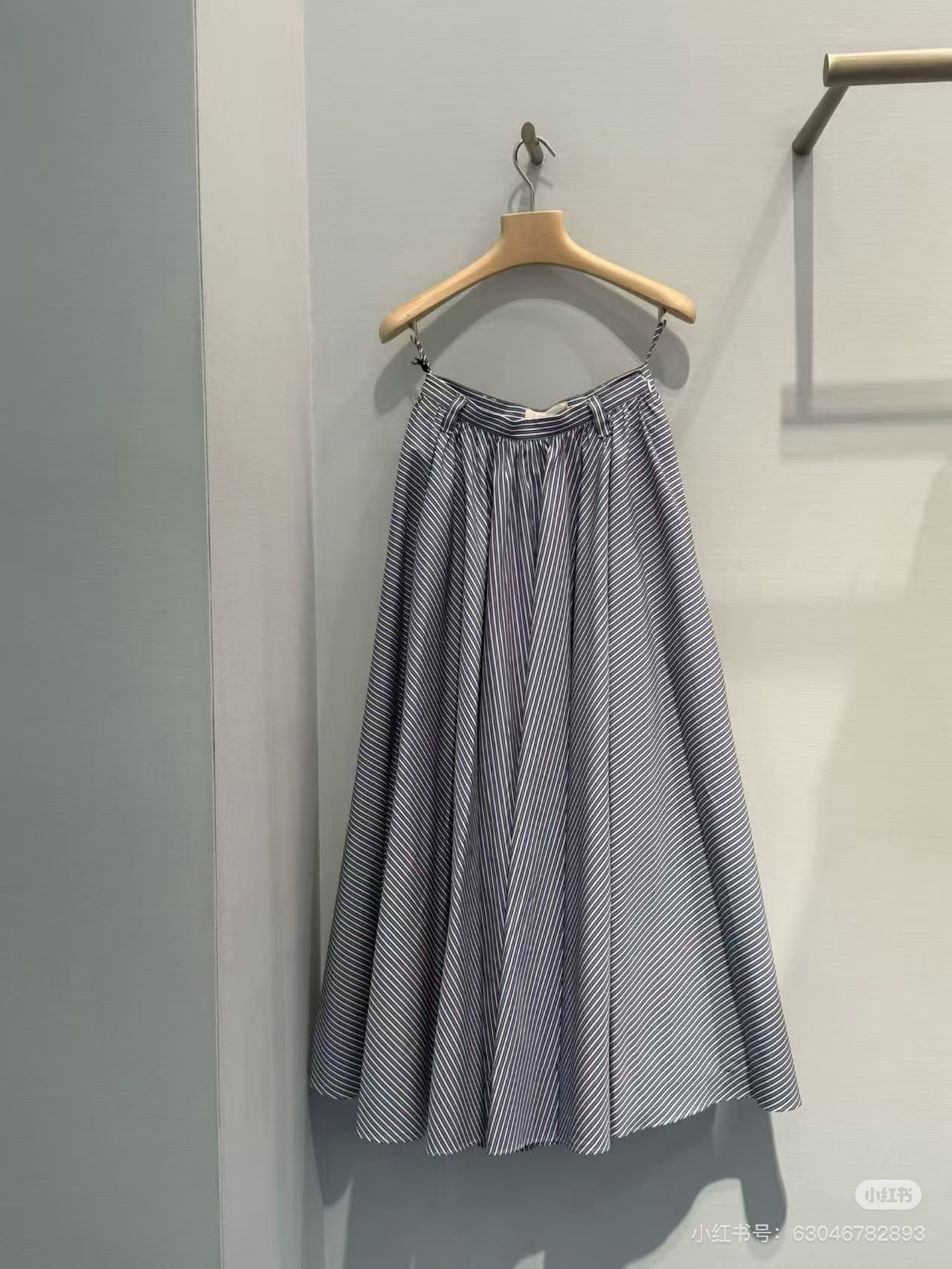 NO:911017,MiuMiu blue and white dress is here to help you look slimmer!  Who hasn’t discovered the magical design of this MiuMiu blue and white dress!  The A-line swing + high waistline directly increases the waist-to-hip ratio. A small person can transform into a nine-headed figure with zero vertical stripes and visually lose 10 pounds. Pear-shaped/apple-shaped sisters can rush with their eyes closed!  SML,,miumiu,skirts,19860909MiuMiu蓝白裙显瘦神器来袭！ 是谁还没发现这条MiuMiu蓝白裙的神仙设计！ A字大摆+高腰线,直接把腰臀比拉满,小个子秒变九头身0竖条纹视觉显瘦10斤,梨形/苹果型姐妹闭眼冲！ SML,,miumiu,skirts,,Women's clothing