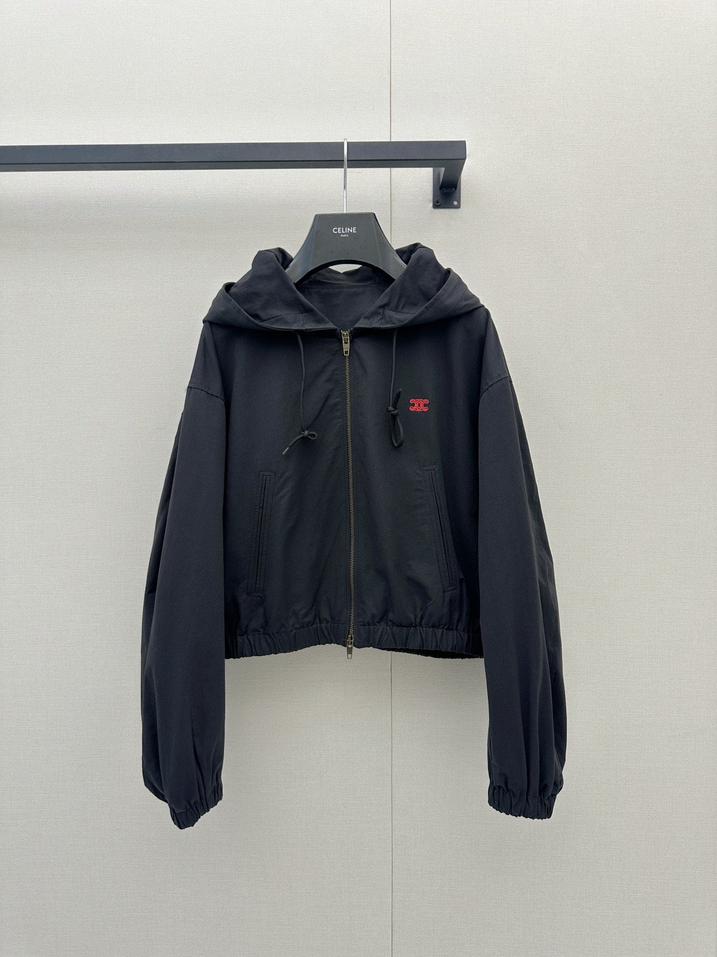 NO:911028,CELINE｜The little red label windbreaker jacket is the first piece to unlock in spring. Windbreaker. Black + red label color scheme. Simple and high-end. Hooded design. Short version. Just perfect for spring. Easily get the French sense of relaxation. The spring wind is gently caught by this jacket. SML's real shot of large goods,,celine,jackets & coats,hats,19860909CELINE｜小红标风衣外套 解锁春日第一件 风衣 黑+红标配色 简约又高级 连帽设计 短款版型 春天穿刚刚好 轻松get法式松弛感 春天的风,都被这件外套温柔接住了SML大货实拍,,celine,jackets & coats,hats,,Women's clothing