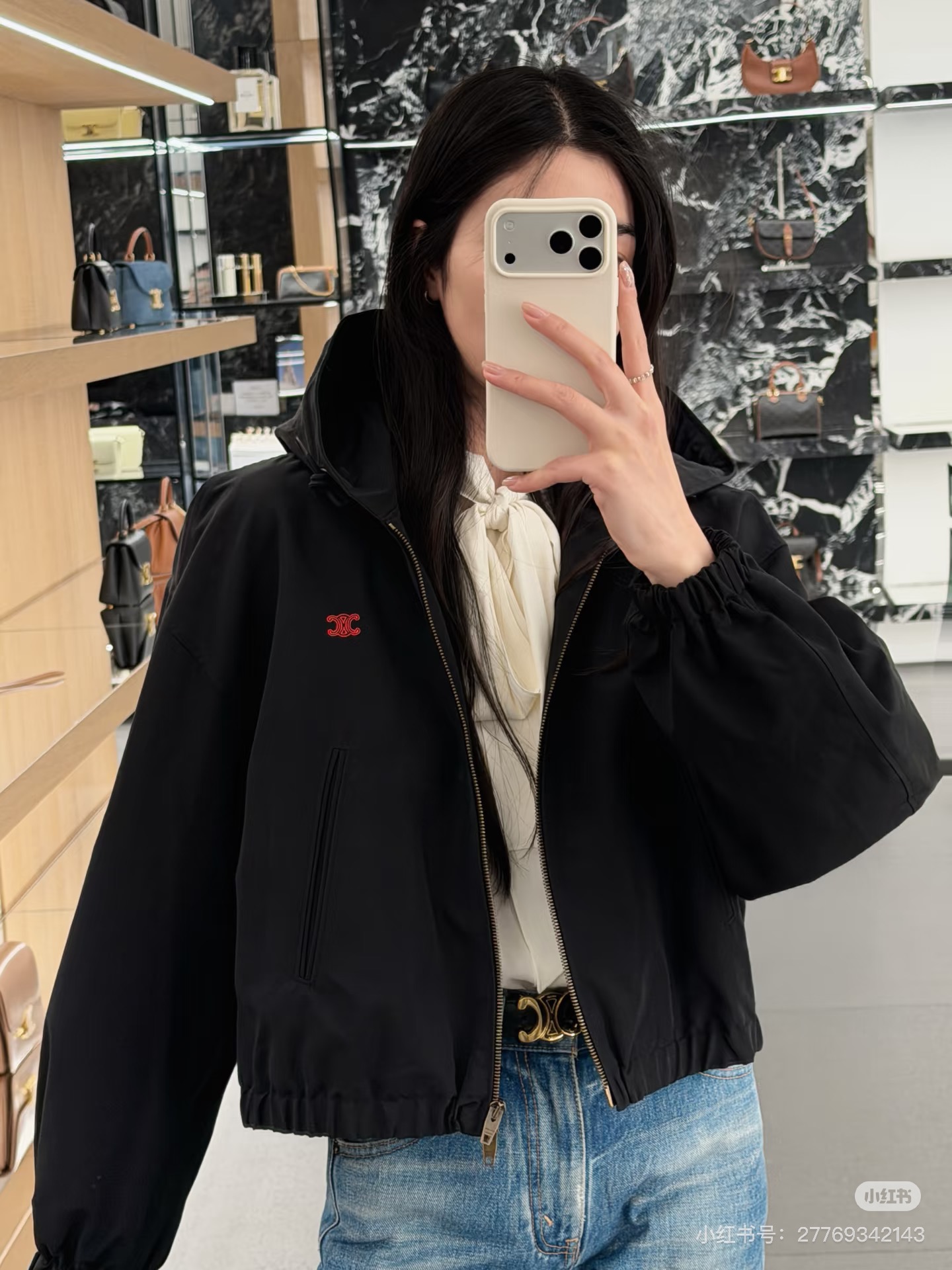 NO:911032,CELINE｜Little Red Label Windbreaker Jacket Unlock the first piece of spring. Windbreaker. Black + red label color scheme. Simple and high-end. Hooded design. Short version. Just perfect for spring. Easily get the French sense of relaxation. The spring wind is gently caught by this jacket. SML,,celine,jackets & coats,hats,19860909CELINE｜小红标风衣外套 解锁春日第一件 风衣 黑+红标配色 简约又高级 连帽设计 短款版型 春天穿刚刚好 轻松get法式松弛感 春天的风,都被这件外套温柔接住了SML,,celine,jackets & coats,hats,,Women's clothing