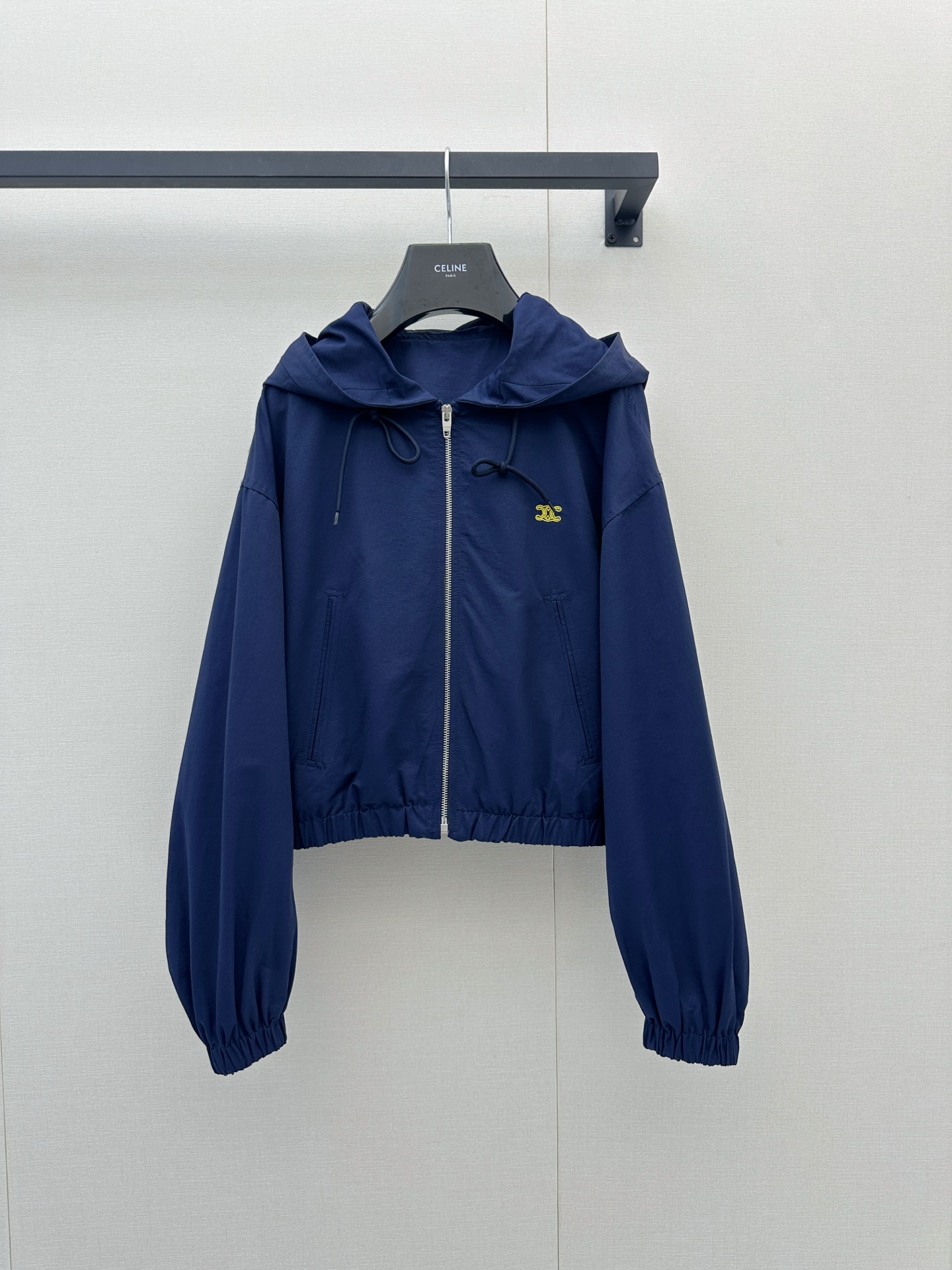 NO:911021,CELINE｜The small yellow label windbreaker jacket is the first piece of spring. Flight jacket. Dark blue. Yellow label embellishment is simple and advanced. Hooded design. Short version. Just perfect for spring. Easily get the French sense of relaxation. The spring wind is gently caught by this jacket. SML's real shot of large goods,,celine,jackets & coats,jackets & coats,hats,19860909CELINE｜小黄标风衣外套 解锁春日第一件 飞行夹克 深蓝 黄标点缀简约又高级 连帽设计 短款版型 春天穿刚刚好 轻松get法式松弛感 春天的风,都被这件外套温柔接住了SML大货实拍,,celine,jackets & coats,jackets & coats,hats,,Women's clothing