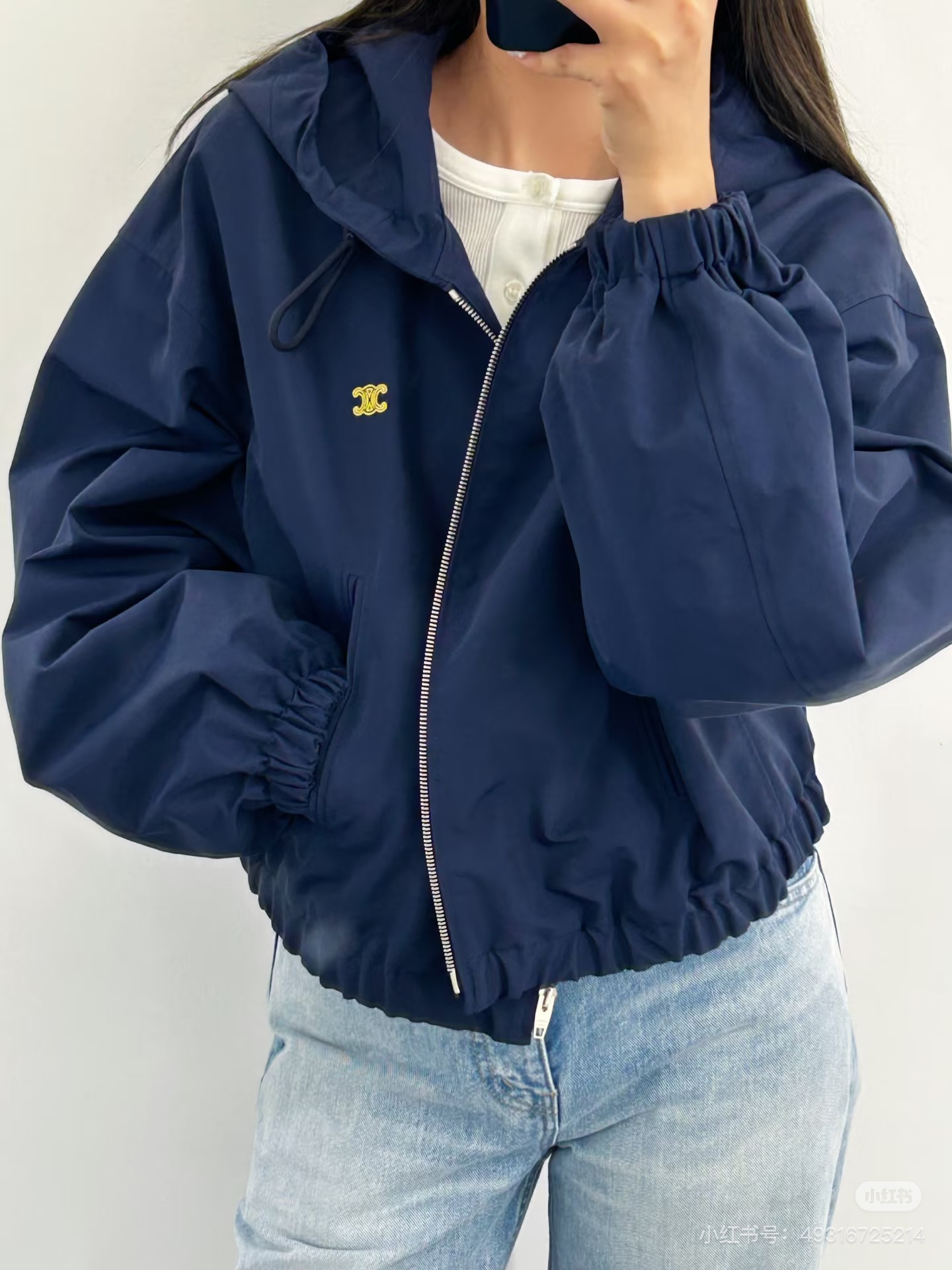 NO:911025,CELINE｜Little yellow label windbreaker jacket, unlock the first piece of spring. Flight jacket, dark blue, yellow label embellishment, simple and advanced, hooded design, short version, just right for spring. Easily get French relaxation. The spring wind is gently caught by this jacket. SML,,celine,jackets & coats,jackets & coats,hats,19860909CELINE｜小黄标风衣外套 解锁春日第一件 飞行夹克 深蓝 黄标点缀简约又高级 连帽设计 短款版型 春天穿刚刚好 轻松get法式松弛感 春天的风,都被这件外套温柔接住了SML,,celine,jackets & coats,jackets & coats,hats,,Women's clothing