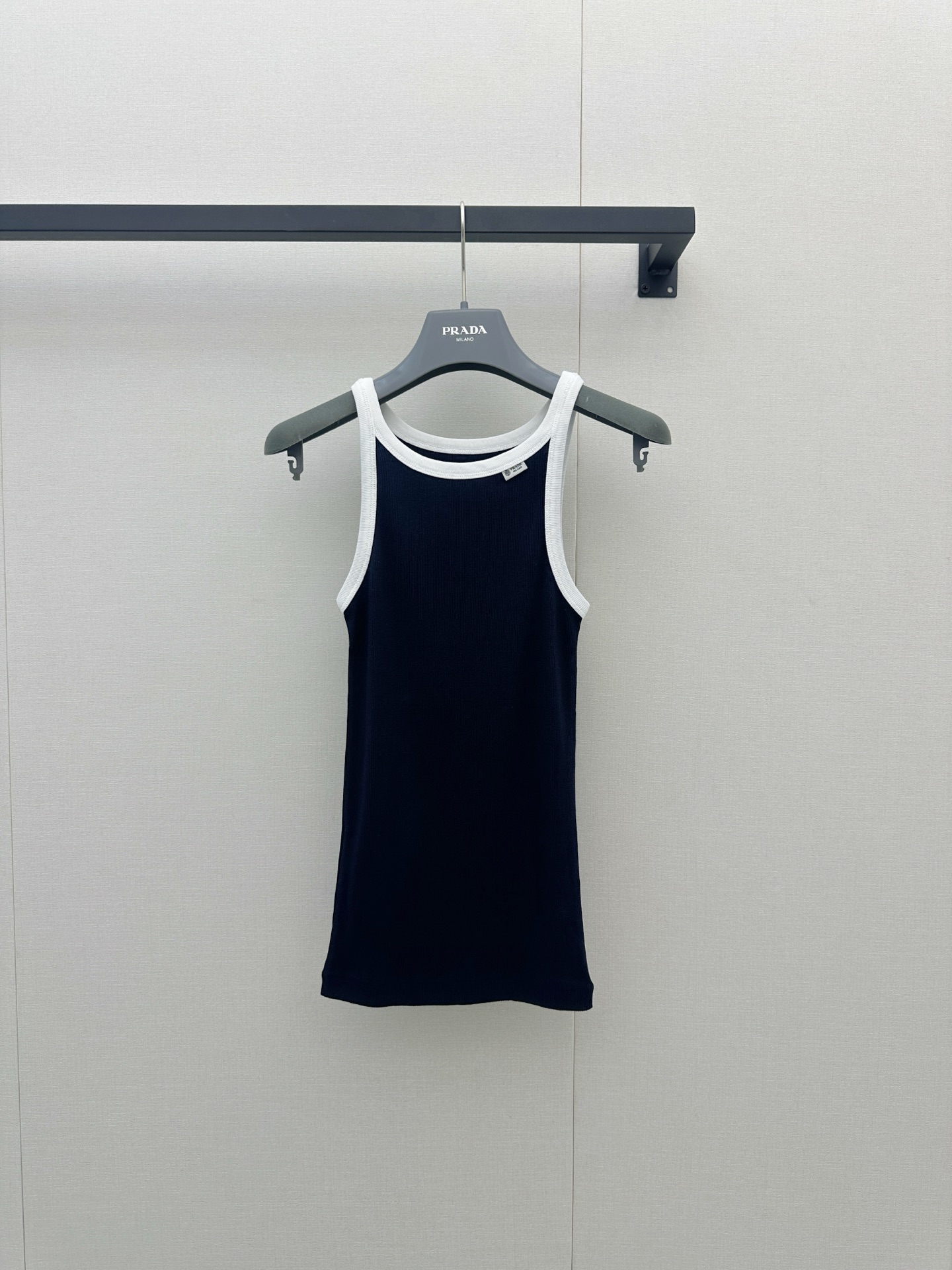 NO:911860,Prad* dark blue contrast sleeveless vest, made of light knitted fabric, fits comfortably and is super refreshing to wear in summer!  The contrasting color design with white edges has a full sense of layering and high visual recognition. The slim cut can easily highlight the body curves. Paired with high-waisted shorts or jeans, it is casual and fashionable. It is suitable for daily outings and vacations ~ Real photos of large products, prada, shorts, jeans,19860909Prad*深蓝色撞色无袖背心,采用轻薄针织面料,贴合舒适,夏天穿超清爽！白色边缘撞色设计,层次感满满,视觉辨识度up.修身剪裁,轻松凸显身材曲线,搭配高腰短裤或牛仔裤,休闲又时髦,日常出街、度假都很适合～大货实拍,,prada,shorts,jeans,,Women's clothing