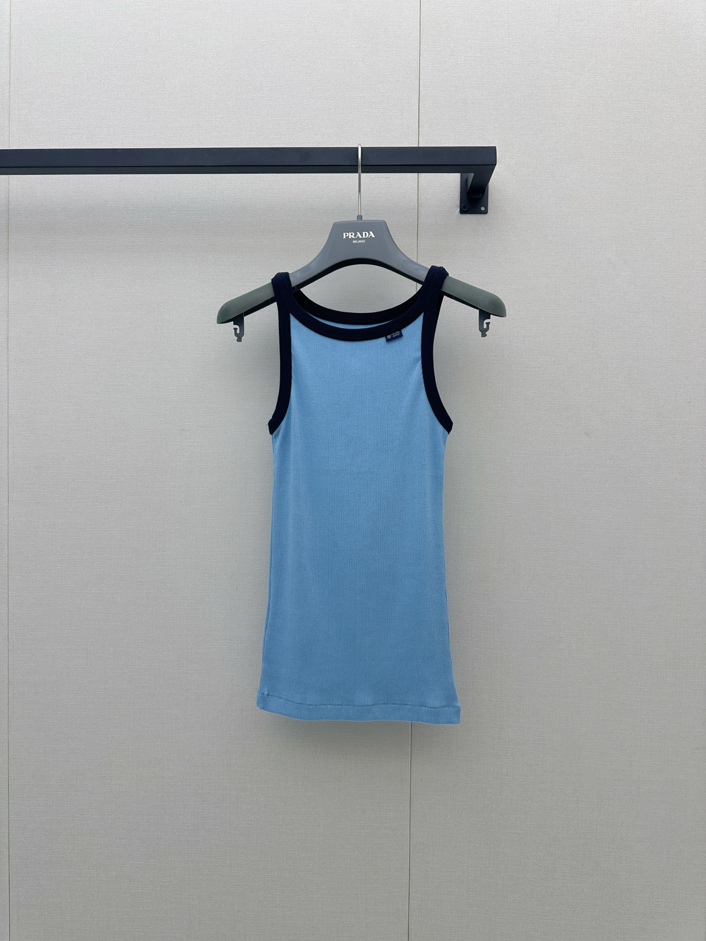 NO:911851,Prad's navy blue contrasting sleeveless vest is made of light knitted fabric, which fits comfortably and is super refreshing to wear in summer!  The contrasting color design with black edges has a full sense of layering and high visual recognition. Slim-fitting tailoring can easily highlight the body curve. Paired with high-waisted shorts or jeans, it is casual and fashionable. It is suitable for daily outings and vacations ~ Real photos of large products, prada, shorts, jeans,19860909Prad*蓝色撞色无袖背心,采用轻薄针织面料,贴合舒适,夏天穿超清爽！黑色边缘撞色设计,层次感满满,视觉辨识度up.修身剪裁,轻松凸显身材曲线,搭配高腰短裤或牛仔裤,休闲又时髦,日常出街、度假都很适合～大货实拍,,prada,shorts,jeans,,Women's clothing