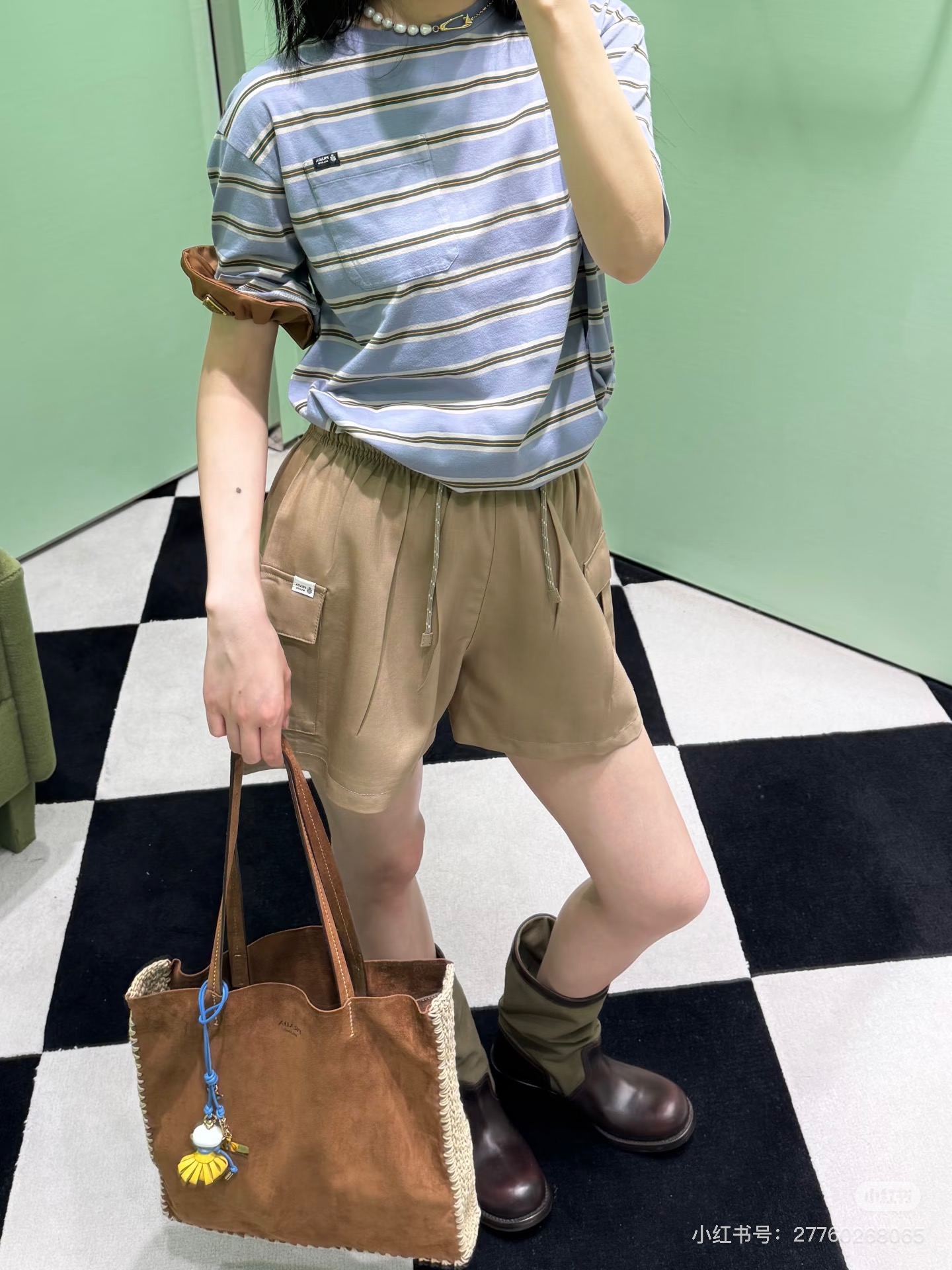 NO:911842,Prada  26 new khaki cargo shorts, reshape urban leisure aesthetics with a neat silhouette ~ elastic waistband with off-white contrasting drawstring (the rope body is embellished with brand signature details), injecting a touch of softness into the coolness; large three-dimensional patch pockets on the front  + Hidden pockets on the side combine practical functions with style. The small patch pocket on the back adds exquisite details. The overall cut is loose and drapey, exuding a casual aura when walking. Selected 75 virgin sheep wool + 25 mohair blended fabrics for a tactile feel.  It is soft and skin-friendly with a slight stiffness. It is lined with regenerated cupro fiber, which is breathable, skin-friendly and environmentally friendly. It can be worn in all seasons with both texture and comfort. Whether it is paired with a regenerated nylon vest from the same series to create a modern suit, or paired with a simple white T-shirt or a knitted sweater to switch to daily casual style, it can be effortlessly fashionable, allowing you to firmly grasp the elegance and comfort of a Prada girl in the urban rhythm. Sizes SML, prada, shorts,19860909Prada 26新款卡其色工装短裤,以利落廓形重塑都市休闲美学～松紧腰头搭配米白撞色抽绳（绳身缀有品牌标志性细节）,在酷感中注入一丝柔和辨识度；正面立体大贴袋+侧边隐藏口袋,兼具实用机能与造型层次,后侧小贴袋更添精致细节,整体剪裁宽松垂坠,行走间流露随性气场.甄选75初剪绵羊毛+25马海毛混纺面料,触感软糯亲肤且自带微挺括度,内里搭配再生铜氨纤维,透气亲肤又环保,四季穿搭皆能兼顾质感与舒适.无论是搭配同系列再生尼龙背心打造摩登套装,还是配简约白T、针织衫切换日常休闲风,它都能以毫不费力的时髦姿态,让你在都市节奏里,稳稳拿捏Prada女孩的优雅与自在.尺码SML,,prada,shorts,,Women's clothing