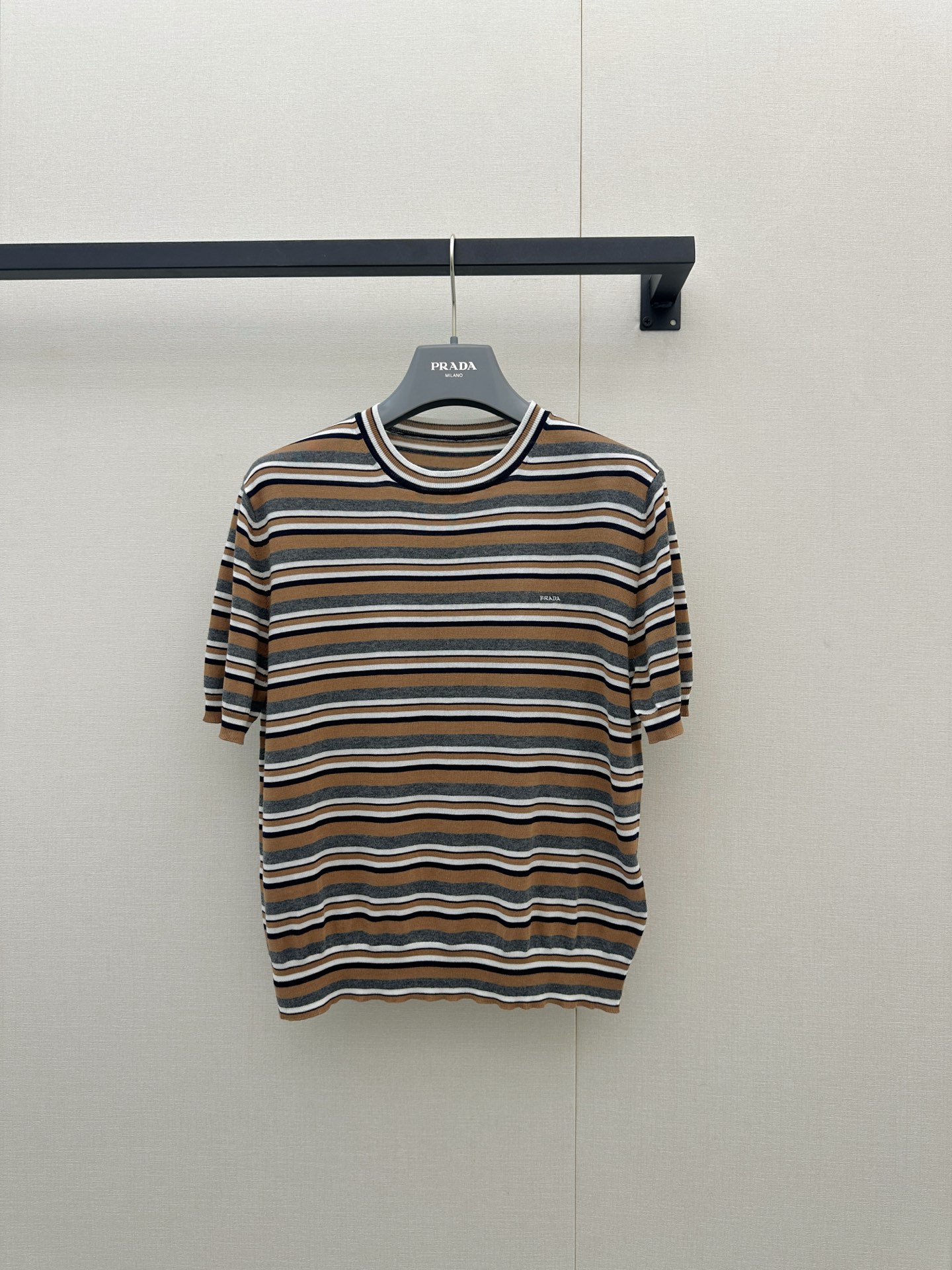 NO:911829,*26new color-blocked striped short-sleeved sweater has a contrasting stripe + lapel design that is highly suitable for summer. It is full of retro college style, fashionable and age-reducing. It is made of imported yb mulberry silk and cotton blend. It is embellished with classic brand letters on the chest. It is low-key yet recognizable. The three-dimensional cut short-sleeved loose version is very tolerant and can be worn alone or layered. It can be easily used for commuting and weekend outings. The upper body is refreshing and textured, so you can easily get a high-end look!  1:1 awesome version, the latest spring and summer items, look out for the exclusive high version, SML real shots of large products, T-shirt,19860909*26new拼色条纹短袖针织衫夏天适配度超高的撞色条纹+翻领设计,复古学院风满满,时尚又减龄独家定制进口yb桑蚕丝棉混纺材质,胸前经典品牌字母刺绣点缀,低调不失辨识度,立体剪裁短袖宽松版型,包容性强,单穿或叠穿都很OK,通勤、周末出游都能轻松驾驭,上身清爽又有质感,轻松get高级感穿搭！1:1超赞版型,春夏最新单品,认准独家高版本 SML大货实拍,,T-shirt,,Women's clothing