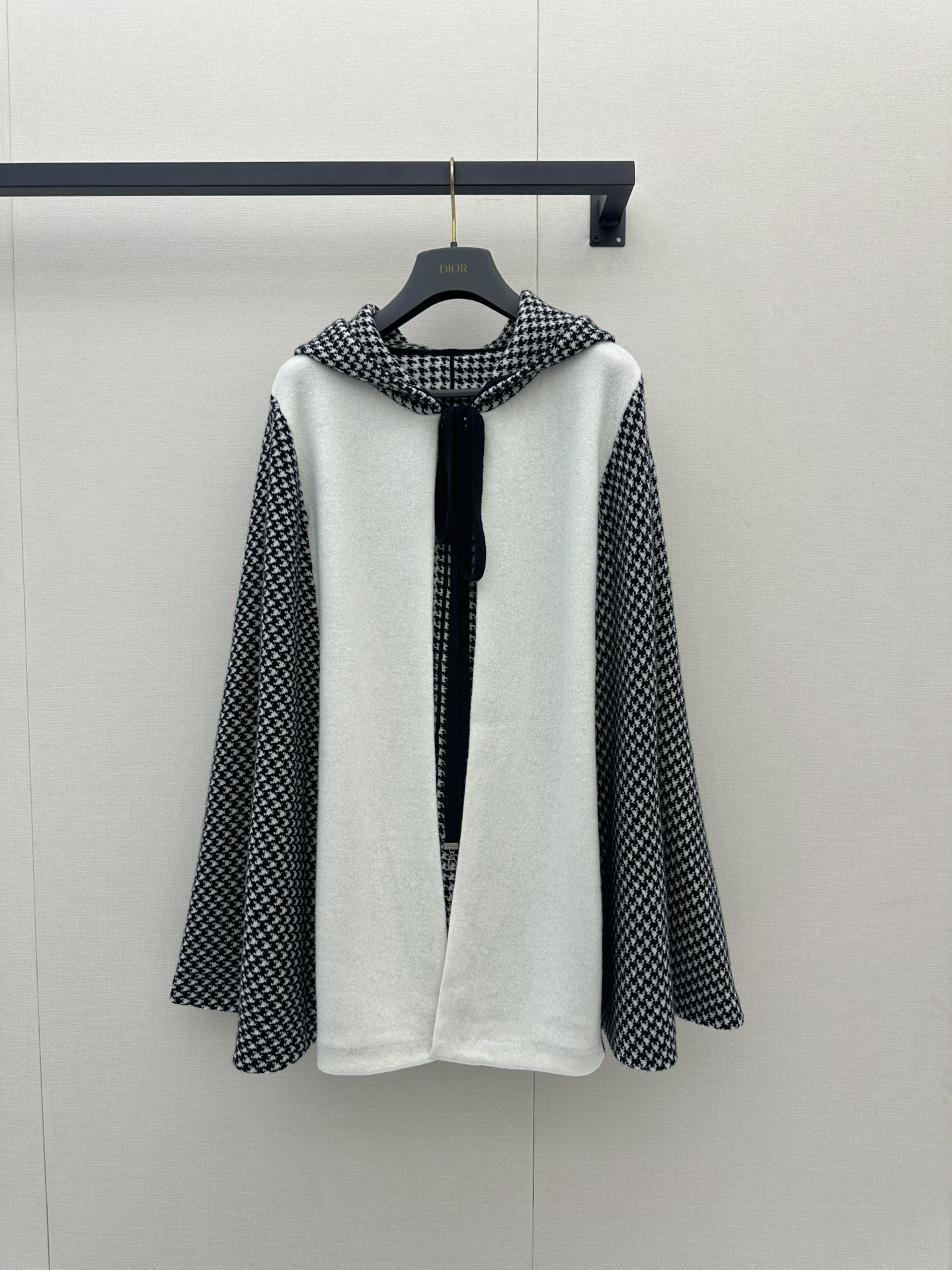NO:925833,Dior Chidori fighting cape!  A must-have for fashionistas in autumn and winter, sisters!  How can one’s autumn and winter wardrobe be without a piece of Dior’s Chidori Fighting Poncho?  It is simply a must-have item for fashionistas!  The hooded lace-up design is both warm and fashionable, and the black and white houndstooth color scheme on the back is classic and elegant!  Coupled with the CD metal logo pendant decoration, it is full of details and makes people fall in love at first sight!  Wool and cashmere blended fabric, soft and comfortable, loose fit, no matter your body shape, whoever wears it will look good!  The upper body is elegant and versatile, whether it is paired with jeans or a skirt, it can be easily worn!  I can't wait to wear it on the street!  Come and get this fashionable autumn and winter item together!  SML real shots of large products, dior, skirts, jeans, hats,19860909Dior千鸟格斗篷！秋冬时髦精必备 姐妹们！秋冬的衣橱里怎么能少了一件Dior的千鸟格斗篷呢！简直是时髦精的必备单品！连帽系带设计,既保暖又时尚,后背的黑白千鸟格配色,经典又大气！ 再加上CD金属徽标吊坠装饰,细节感满满,让人一眼就爱上！ 羊毛羊绒混纺面料,柔软又舒适,宽松版型,不挑身材,谁穿谁好看！ 上身气质又百搭,无论是搭配牛仔裤还是裙子,都能轻松驾驭！ 我已经迫不及待想要穿着它去炸街了！ 快来一起get这款秋冬时髦单品吧！SML大货实拍,,dior,skirts,jeans,hats,,Women's clothing