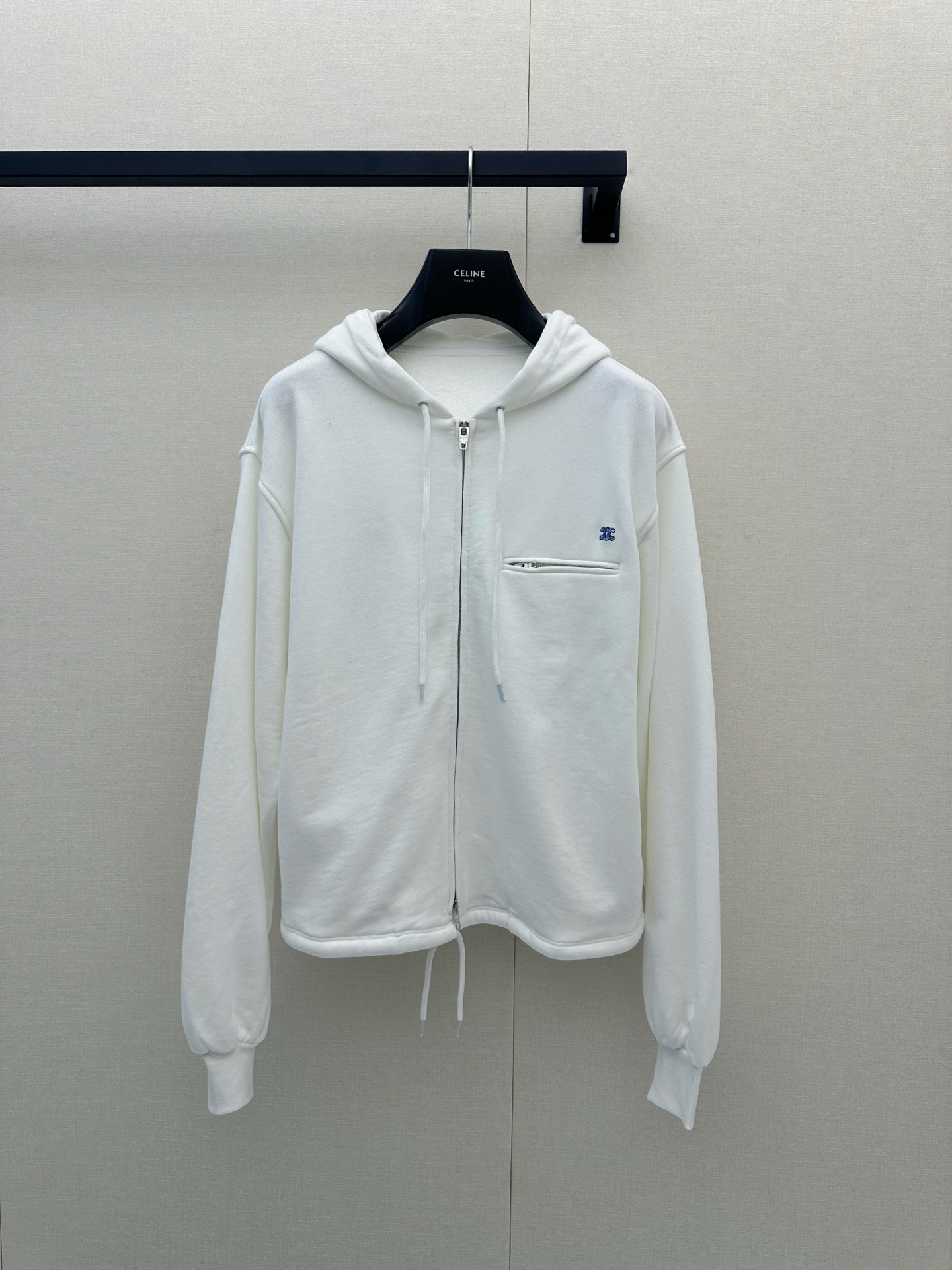 NO:923607,*26new White hooded jacket with blue logo embroidery has double chain head zipper design, and the blue logo embroidery on the chest is super recognizable. The loose and casual fit optimizes the body proportions~ Exclusively customized imported yb cotton material, the light terry fabric is soft and skin-friendly, and it is OK to wear alone or layered in early autumn!  Hood + zipper pocket, practical and fashionable, can be easily worn in daily casual or airport wear, you can grasp the French casual and high-end feel ~ 1:1 awesome version, the latest item in early autumn, look for the exclusive high version SML real shots of large goods,, jackets & coats, hats,19860909*26new蓝色徽标刺绣白色连帽外套双链头拉链设计,胸口蓝标刺绣超有辨识度宽松休闲版型,优化身材比例～独家定制进口yb棉材质,轻薄毛圈面料柔软亲肤,初秋单穿或内搭都很OK！连帽+拉链口袋,实用又时髦,日常休闲、机场穿搭都能轻松驾驭,法式随性高级感拿捏住啦～1:1超赞版型,早秋最新单品 认准独家高版本 SML大货实拍,,jackets & coats,hats,,Women's clothing