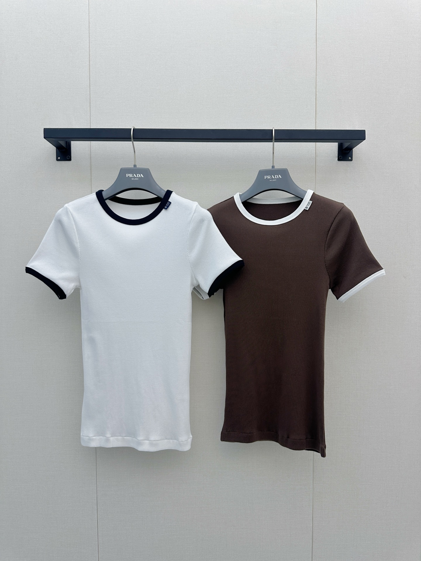 NO:923529,Prad* contrasting ribbed short-sleeved T-shirt, dark brown main color + white round neck and cuffs, simple and recognizable. The ribbed knitted fabric has good elasticity, fits the body shape, is comfortable and slim to wear ~ it can be easily used for daily commuting and leisure, and it is OK to wear alone or layered with it!  Classic round neck design, perfect details, and the brand label is super textured. It is a must-have and versatile item for the spring and summer wardrobe. Real photos of large quantities, prada, T-shirt, tees, t-shirt,19860909Prad*撞色罗纹短袖T恤 深棕主色+白色圆领和袖口,简约又有辨识度.罗纹针织面料弹性好,贴合身形,穿着舒适又显瘦～日常通勤、休闲都能轻松驾驭,单穿或内搭都很OK！经典圆领设计,细节满分,品牌标签超有质感,是春夏衣橱必备百搭单品大货实拍,,prada,T-shirt,tees，t-shirt,,Women's clothing