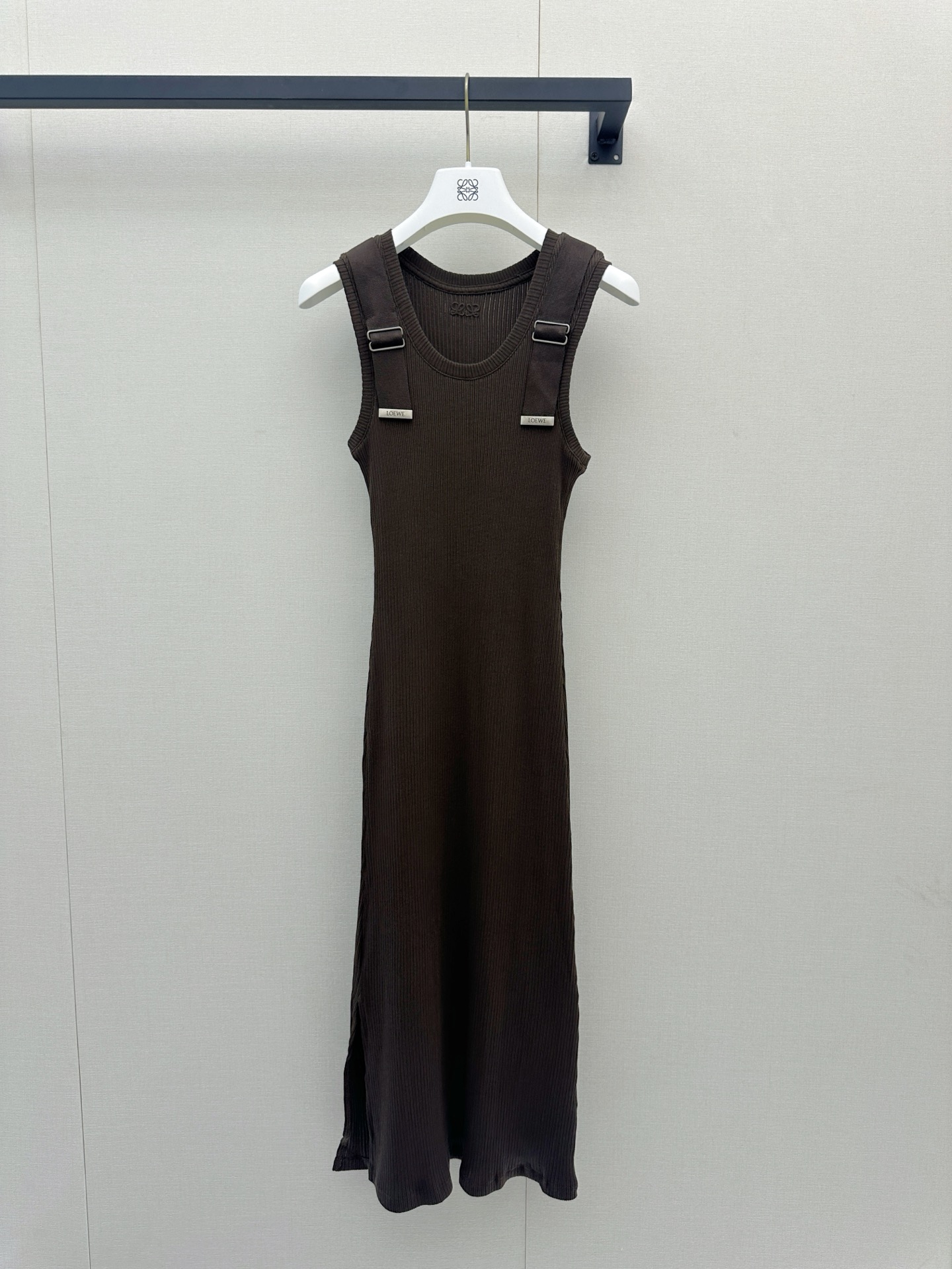 NO:923587,Loew* 2026 new summer metal buckle pit strip knitted vest dress is made of high-elastic vertical pit strip knitting, with clear texture, slimming and body-fitting. The round neck design modifies the neck line, widened webbing shoulder straps + adjustable metal buckles, full of details and full of coolness. The skirt is moderate in length and can be easily worn in daily life or on vacation. Pair it with silk scarves or accessories, and you can switch styles at will. The fabric is soft and skin-friendly, making it super comfortable and fashionable to wear in summer!  Actual shots of large goods,,loewe,skirts,19860909Loew* 2026夏季新款金属扣坑条针织背心裙 采用高弹竖坑条针织,肌理感清晰,显瘦又贴合身形.圆领设计修饰脖颈线条,加宽织带肩带+可调节金属扣,细节满分,酷感十足.裙长适中,日常或度假都能轻松驾驭,搭配丝巾或配饰,风格随心切换.面料柔软亲肤,夏天穿超舒适又时髦！大货实拍,,loewe,skirts,,Women's clothing