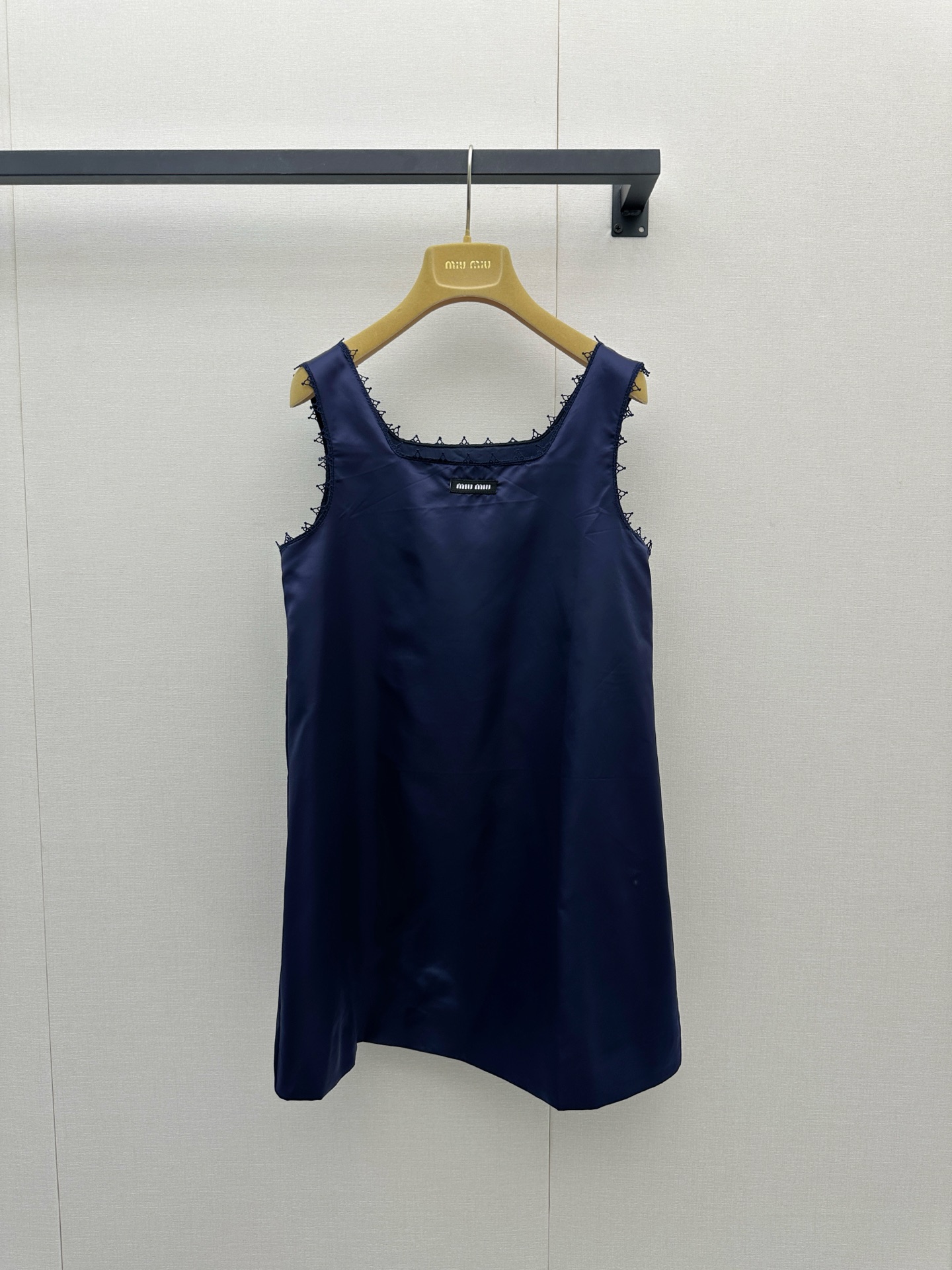 NO:924867,*26new hollow lace navy blue sleeveless dress is super comfortable to wear in summer! Simple and elegant design, with exquisite hollow details on the neckline and shoulders, full of girly feeling. Made of exclusively customized imported yb mulberry silk acetate blended material, the loose tank top is tolerant and can be easily worn in daily life or on vacation. Pair it with sandals and straw bags for a fresh and natural style! Miu has always been known for its elegant girly style, and this dress is also a representative of the brand's style ~ 1:1 awesome version, the latest spring and summer items, look for the exclusive high version SML real shots of large goods, miumiu, sandals, espadrilles, skirts,19860909*26new镂空蕾丝花边藏蓝色无袖连衣裙夏天穿超舒服！简约大方的设计,领口和肩部有精致镂空细节,少女感满满独家定制进口yb桑蚕丝醋酸混纺材质,宽松背心裙版型包容性强,日常或度假都能轻松驾驭.搭配凉鞋、草编包,清新自然风get！Miu一直以优雅少女风著称,这件连衣裙也是品牌风格的代表哦～1:1超赞版型,春夏最新单品,认准独家高版本 SML大货实拍,,miumiu,sandals,espadrilles,skirts,,Women's clothing