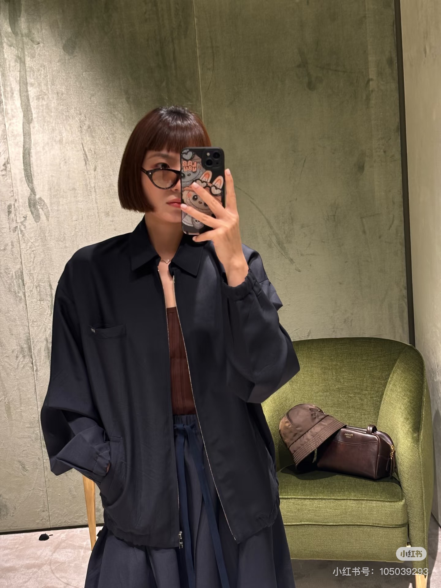 NO:924905,Prada wool jacket  It adopts a dark blue tone and a classic lapel zipper design, and the overall style is simple and modern. The jacket is equipped with a metal zipper on the front, a patch pocket with a brand logo on the left chest, and the hem and cuffs are designed with elastic cuffs, taking into account both comfort and style. This jacket belongs to 2026  The autumn and winter series are suitable for daily commuting or casual occasions. Its neat tailoring and crisp fabrics can well modify the body shape while maintaining freedom of movement. Dark blue is a versatile color and is easy to match with all kinds of inner wear and trousers, SML, prada, jackets  & coats,jackets & coats,19860909Prada羊毛夹克外套 采用深蓝色调与经典翻领拉链设计,整体风格简约而富有现代感.夹克正面配有金属拉链,左胸处设有带品牌标识的贴袋,下摆与袖口均采用松紧收口设计,兼顾舒适性与造型感.该款夹克属于2026秋冬系列,适合日常通勤或休闲场合穿着,其剪裁利落、面料挺括,能很好地修饰身形,同时保持活动自由度.深蓝色作为百搭色系,易于搭配各类内搭与裤装,SML,,prada,jackets & coats,jackets & coats,,Women's clothing