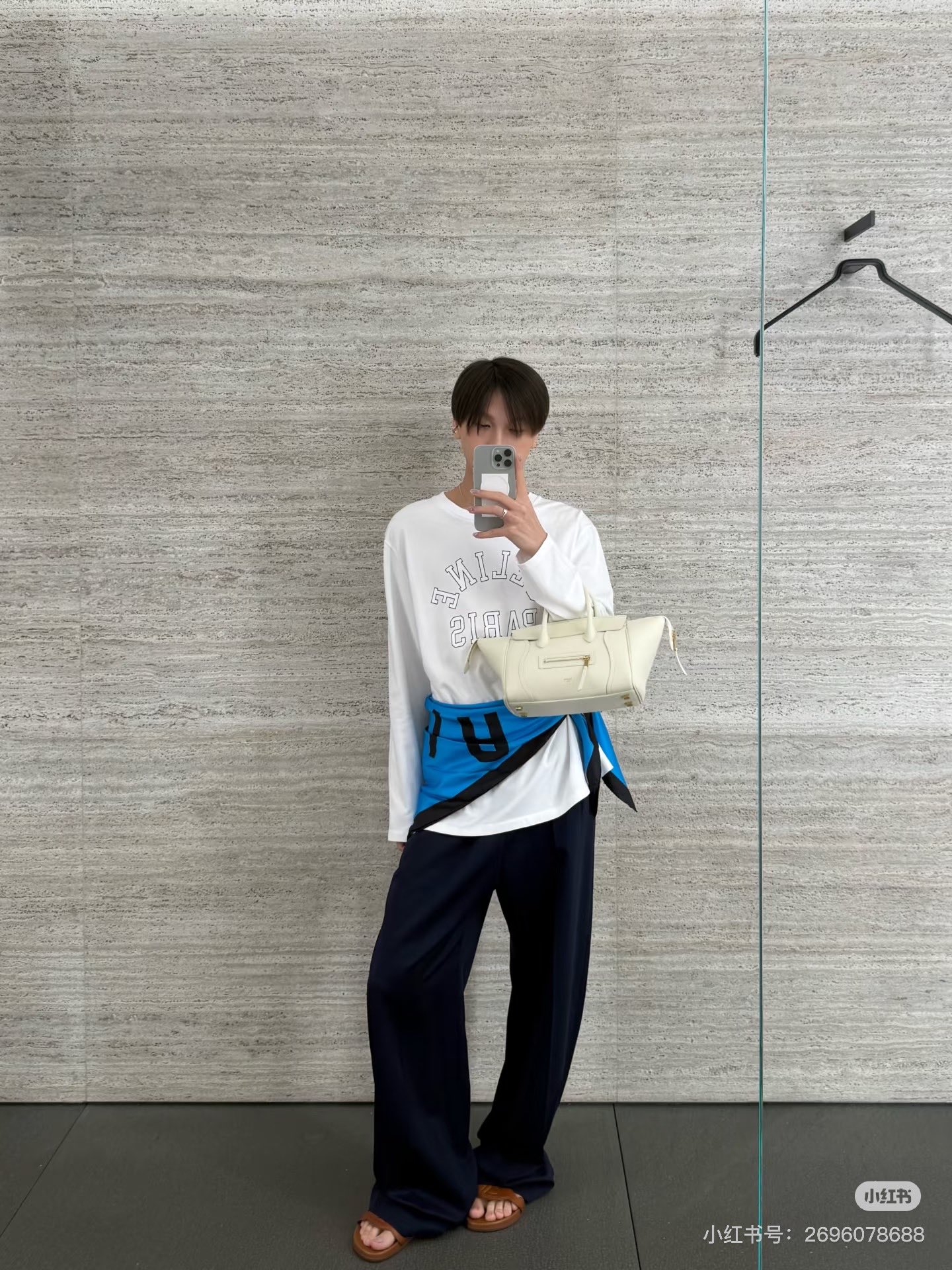 NO:924896,Celine white long-sleeved T-shirt, made of pure cotton jersey fabric, with 'CELINE' outlined in black lines on the chest  PARIS', the font is arranged in a classic sports style arch, and the overall design is simple and recognizable. This T-shirt belongs to the 2025 autumn and winter series. It has a loose fit and is suitable for daily leisure or layering. It is a basic choice for urban fashion people. From the perspective of craftsmanship details, the T-shirt is made of high-weight cotton fabric, which is touch-sensitive.  It feels soft and not easy to deform, and the collar and cuffs are ribbed to improve wearing comfort and durability. The printing part uses environmentally friendly and degradable offset printing materials, and the film is opened by laser engraving to ensure that the pattern is clear, washable and does not fall off. Same style for men and women, SML, celine, tees, t-shirt,19860909Celine白色长袖T恤,采用纯棉平纹针织面料,胸前以黑色线条勾勒出“CELINE PARIS”字样,字体为经典运动风格拱形排列,整体设计简约而富有辨识度.该款T恤属于2025秋冬系列,版型宽松,适合日常休闲或叠穿搭配,是都市时尚人群的基础款选择.从工艺细节来看,该T恤采用高克重棉质面料,触感柔软且不易变形,领口与袖口均采用罗纹收边处理,提升穿着舒适度与耐用性.印花部分使用环保可降解胶印材料,通过激光雕刻菲林开版,确保图案清晰、耐洗不脱落.男女同款SML,,celine,tees，t-shirt,,Women's clothing