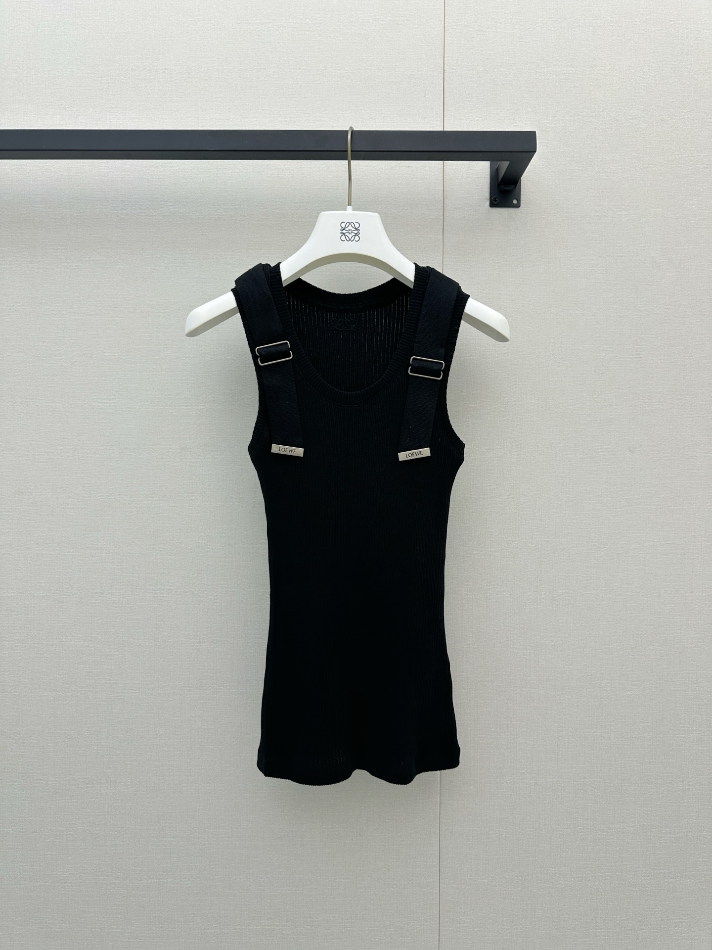 NO:924883,Loewe's 26 spring and summer 'minimalist rebellious aesthetics' is here ~ This black and white two-color ribbed vest combines 'high-end cold style' and 'sweet and cool personality' into a walking fashion statement!  The main fabric is 97 cotton + 3 spandex, which feels soft and skin-friendly with a little elasticity. It feels like being held up by clouds when worn close to the body, breathable and not sweaty; the decorative belt is 99 cotton + 1 polyester fiber, and the shoulder strap design with metal square buckle is the soul - asymmetrical double buckles + neat lines, instantly breaking the monotony of the basic model, adding a bit of 'deconstructive' avant-garde feeling, both sweet and cool girls and minimalists can be attracted by one click; U-shaped collar + slim tailoring, precise hooking  The shoulder and neck lines are tightened to hide the lean body, and the hem is slightly gathered but not tight. Wearing it alone with high-waisted pants is a 'casual commuting style'. When layered under a shirt/jacket, it instantly becomes a 'layered weapon'. From cafes to art exhibitions, one piece can be 'effortlessly fashionable' for the entire spring and summer; black and white are classic and versatile, white is pure and gentle, and black is cool and eye-catching. Actual photos of large items currently available in S/M/L sizes, loewe, jackets  & coats,shirts,19860909Loewe 26春夏的“极简叛逆美学”来了～这款黑白双色罗纹背心,把“高级冷淡风”和“甜酷小个性”揉成了行走的时尚宣言！主面料97棉+3氨纶,触感软糯亲肤又带点微弹,贴身穿像被云朵托住,透气不闷汗；装饰带99棉+1聚酯纤维,搭配金属方扣的肩带设计是灵魂——不对称双扣+利落线条,瞬间打破基础款的单调,添了几分“解构主义”的先锋感,甜酷女孩&极简主义者都能一键心动；U型领+修身剪裁,精准勾勒肩颈线条,藏肉显瘦一流,下摆微收却不紧绷,单穿配高腰裤是“随性通勤风”,叠穿在衬衫/外套里又秒变“层次感利器”,从咖啡馆到艺术展,一件就能承包整个春夏的“不费力时髦”；黑白双色经典百搭,白色纯净温柔,黑色酷飒吸睛,现售S/M/L码大货实拍,,loewe,jackets & coats,shirts,,Women's clothing