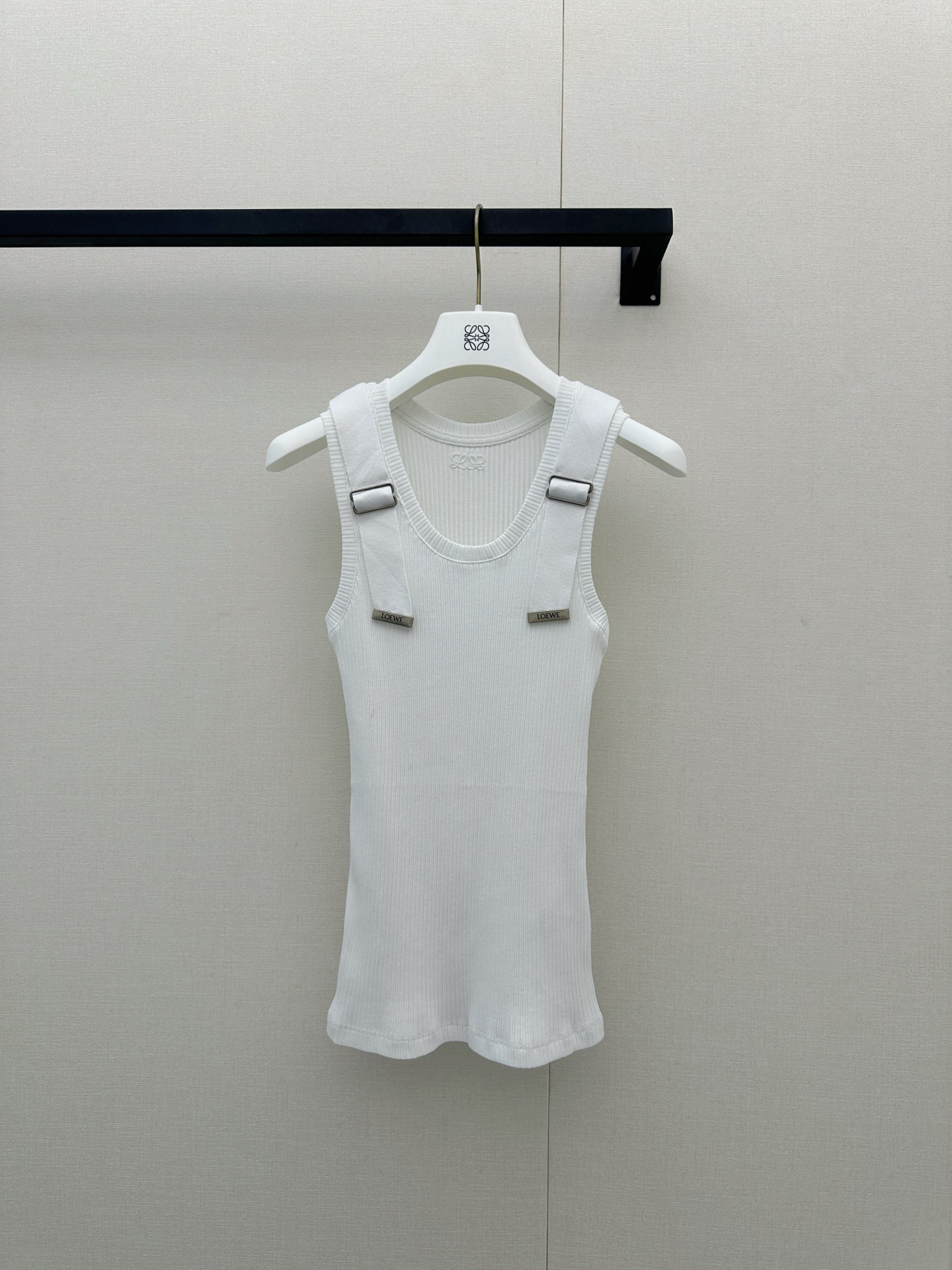 NO:924876,Loewe's 26 spring and summer 'minimalist rebellious aesthetics' is here ~ This black and white two-color ribbed vest combines 'high-end cold style' and 'sweet and cool personality' into a walking fashion statement!  The main fabric is 97 cotton + 3 spandex, which feels soft and skin-friendly with a little elasticity. It feels like being held up by clouds when worn close to the body, breathable and not sweaty; the decorative belt is 99 cotton + 1 polyester fiber, and the shoulder strap design with metal square buckle is the soul - asymmetrical double buckles + neat lines, instantly breaking the monotony of the basic model, adding a bit of 'deconstructive' avant-garde feeling, both sweet and cool girls and minimalists can be attracted by one click; U-shaped collar + slim tailoring, precise hooking  The shoulder and neck lines are tightened to hide the lean body, and the hem is slightly gathered but not tight. Wearing it alone with high-waisted pants is a 'casual commuting style'. When layered under a shirt/jacket, it instantly becomes a 'layered weapon'. From cafes to art exhibitions, one piece can be 'effortlessly fashionable' for the entire spring and summer; black and white are classic and versatile, white is pure and gentle, and black is cool and eye-catching. Actual photos of large items currently available in S/M/L sizes, loewe, jackets  & coats,shirts,19860909Loewe 26春夏的“极简叛逆美学”来了～这款黑白双色罗纹背心,把“高级冷淡风”和“甜酷小个性”揉成了行走的时尚宣言！主面料97棉+3氨纶,触感软糯亲肤又带点微弹,贴身穿像被云朵托住,透气不闷汗；装饰带99棉+1聚酯纤维,搭配金属方扣的肩带设计是灵魂——不对称双扣+利落线条,瞬间打破基础款的单调,添了几分“解构主义”的先锋感,甜酷女孩&极简主义者都能一键心动；U型领+修身剪裁,精准勾勒肩颈线条,藏肉显瘦一流,下摆微收却不紧绷,单穿配高腰裤是“随性通勤风”,叠穿在衬衫/外套里又秒变“层次感利器”,从咖啡馆到艺术展,一件就能承包整个春夏的“不费力时髦”；黑白双色经典百搭,白色纯净温柔,黑色酷飒吸睛,现售S/M/L码大货实拍,,loewe,jackets & coats,shirts,,Women's clothing