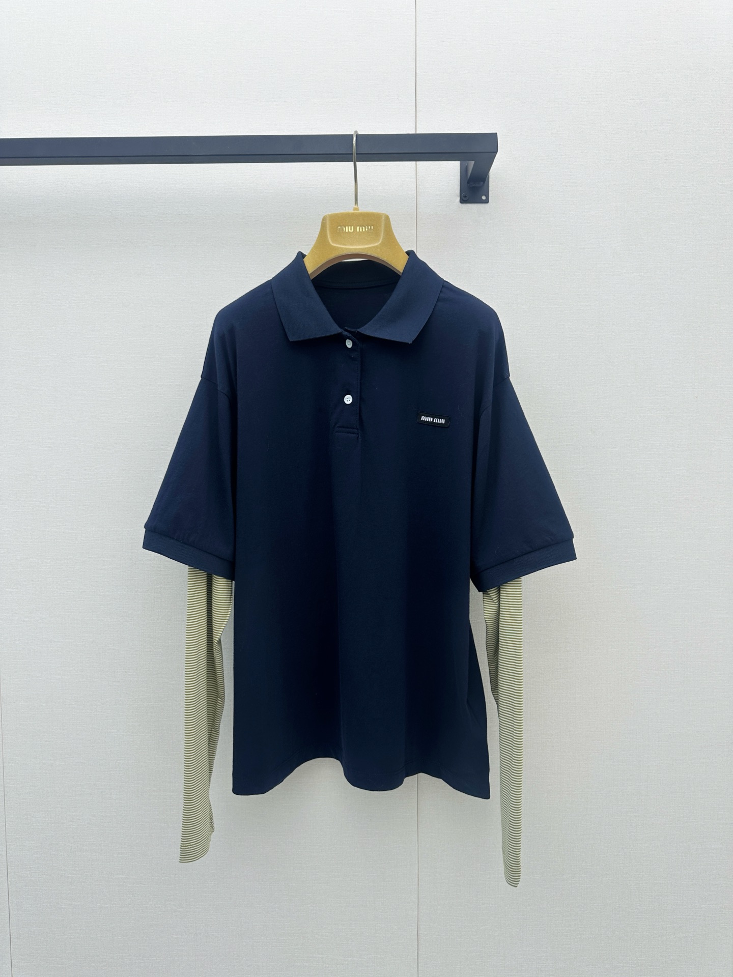 NO:925850,Miu's fake two-piece Polo shirt, navy short-sleeved + beige pinstriped long-sleeved, has a full sense of layering and a great layering effect!  The cotton fabric is soft and breathable, comfortable to wear, suitable for daily commuting or leisure. The small logo on the chest is low-key and recognizable, full of youthful feeling, and can be easily controlled with yellow leather, white and versatile. Pair it with short skirts, jeans or sneakers, and you can easily get a sweet cool or casual style!  Actual shots of large products,,miumiu,sneakers,skirts,jeans,T-shirt,19860909Miu 假两件Polo衫藏青色短袖+米色细条纹长袖拼接,层次感满满,叠穿效果超赞！棉质面料柔软透气,穿着舒适,日常通勤或休闲都OK.胸前小Logo低调有辨识度,少年感十足,黄皮也能轻松驾驭,显白又百搭.搭配短裙、牛仔裤或运动鞋,轻松get甜酷or休闲风！大货实拍,,miumiu,sneakers,skirts,jeans,T-shirt,,Women's clothing