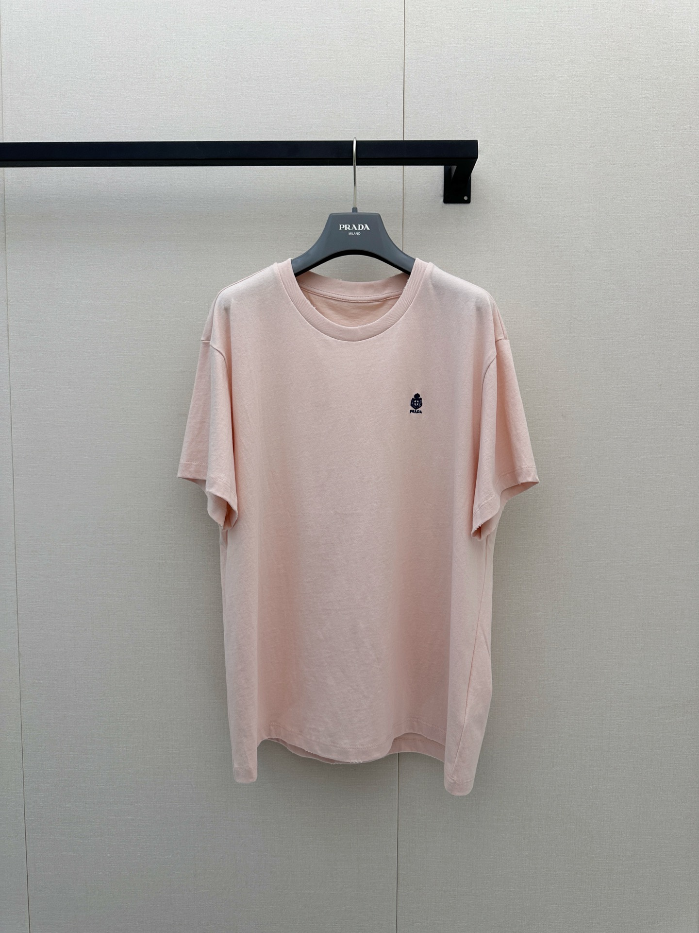 NO:927659,Prada Round Neck Embroidered Loose Short Sleeve This pink short-sleeved T-shirt adopts a simple round neck and loose fit design, and is decorated with a small dark brand logo embroidery on the chest. The overall style is fresh and casual. The vision is clean and neat, suitable for daily commuting or weekend outings. SML has real photos of the goods, prada, T-shirt, tees, t-shirt,19860909Prada 圆领刺绣宽松短袖 这件粉色短袖T恤,采用简约圆领与宽松版型设计,胸前饰有小巧的深色品牌标识刺绣,整体风格清新休闲.视觉干净利落,适合日常通勤或周末出街穿搭.SML大货实拍,,prada,T-shirt,tees，t-shirt,,Women's clothing