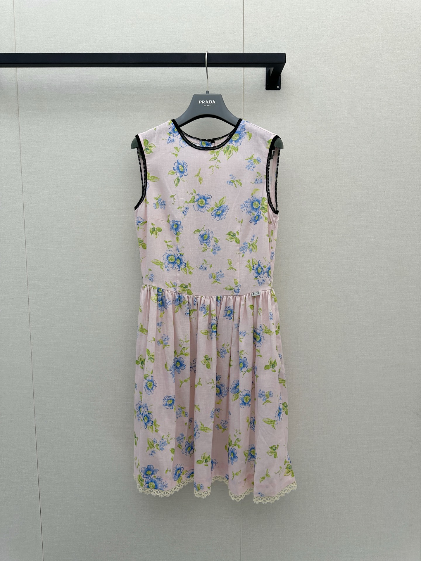 NO:927602,Prad* 2026 spring and summer series blue floral linen dress is made of breathable linen fabric, super comfortable to wear in summer!  Light foundation color with blue and green florals, fresh and retro, full of French atmosphere. Sleeveless round neck + black hemming, exquisite details, waist A-line skirt to show off your figure, and super layered lace skirt ~ It can be easily worn whether it is daily life, afternoon tea or vacation, elegant and casual, it is a must-have item in the summer wardrobe!  Actual shots of large products, prada, skirts,19860909Prad* 2026春夏系列蓝花亚麻连衣裙 采用透气亚麻面料,夏天穿超舒服！浅粉底色配蓝绿碎花,清新又复古,法式氛围感满满.无袖圆领+黑色包边,细节精致,收腰A字裙摆显身材,裙摆蕾丝边超有层次感～无论日常、下午茶还是度假都能轻松驾驭,优雅又随性,是夏日衣橱必备单品！大货实拍,,prada,skirts,,Women's clothing