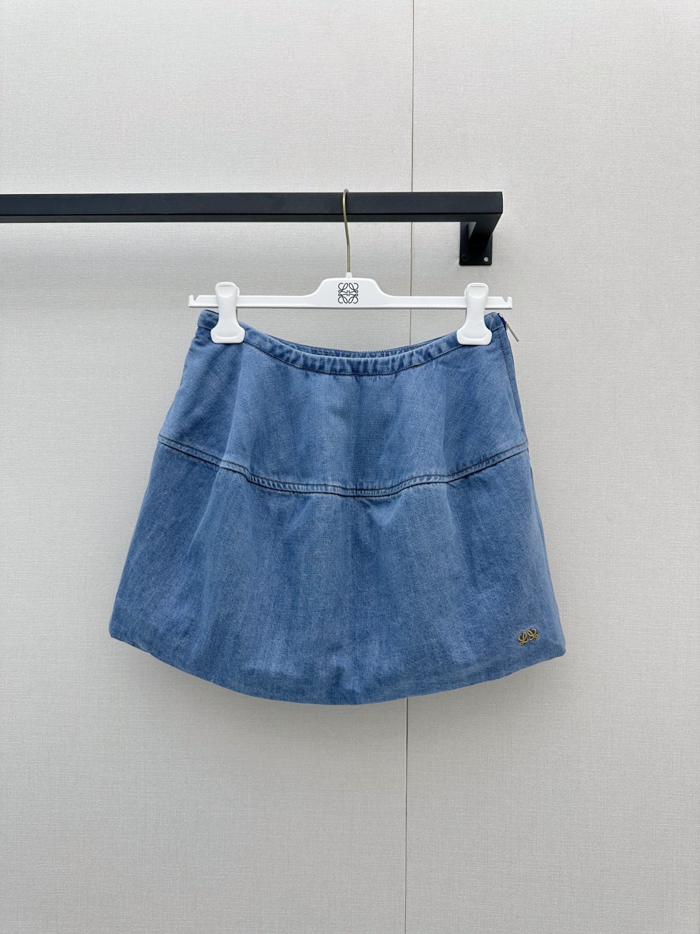 NO:927591,. loewe 26 early autumn new style balloon denim skirt, washed denim fabric, light blue distressed tone, bud skirt full of three-dimensionality, modify the crotch and leg lines, slimming and elongating proportions, Anagram embroidery on the skirt is low-key and exquisite, retro and versatile, easy to get a relaxed atmosphere! One color SML real shot,,loewe,loewe,skirts,19860909. loewe罗意威 26早秋新款 气球牛仔半裙 水洗牛仔面料 浅蓝做旧色调 花苞裙型立体感满满 修饰胯部和腿部线条 显瘦又拉长比例 裙摆Anagram刺绣低调精致 复古百搭,轻松get松弛氛围感!一个色SML大货实拍,,loewe,loewe,skirts,,Women's clothing