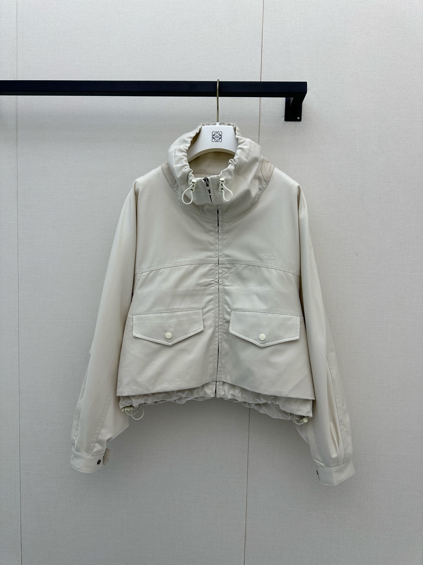 NO:927580,LOEWE's new milky white jacket is really huge and shows off your temperament!  The short design just raises the waistline, and the details of the cuffs and hem are also very exquisite. The soft fabric is just perfect for spring~ The short work style stand-up collar jacket is high-waisted and short in length, with dropped shoulders + lantern-style loose curved sleeves. The design is not flattering on the body shape. It can be easily controlled by pear-shaped and apple-shaped figures. It has a neat and casual sense of luxury~ There are drawstring designs at the stand-up collar and hem. SML real shot of the goods,, loewe, jackets & coats,19860909LOEWE 新款奶白色夹克真的巨巨巨显气质！ 短款设计刚好拉高腰线,袖口和下摆的细节也做得超精致,软乎乎的面料春天穿刚刚好～短款工装风立领夹克 高腰短款长度,落肩+灯笼式宽松弧形袖设计不挑身材,梨形、苹果形身材都能轻松驾驭,兼具利落感与随性高级感~立领处和下摆处均有抽绳设计哦SML 大货实拍,,loewe,jackets & coats,,Women's clothing