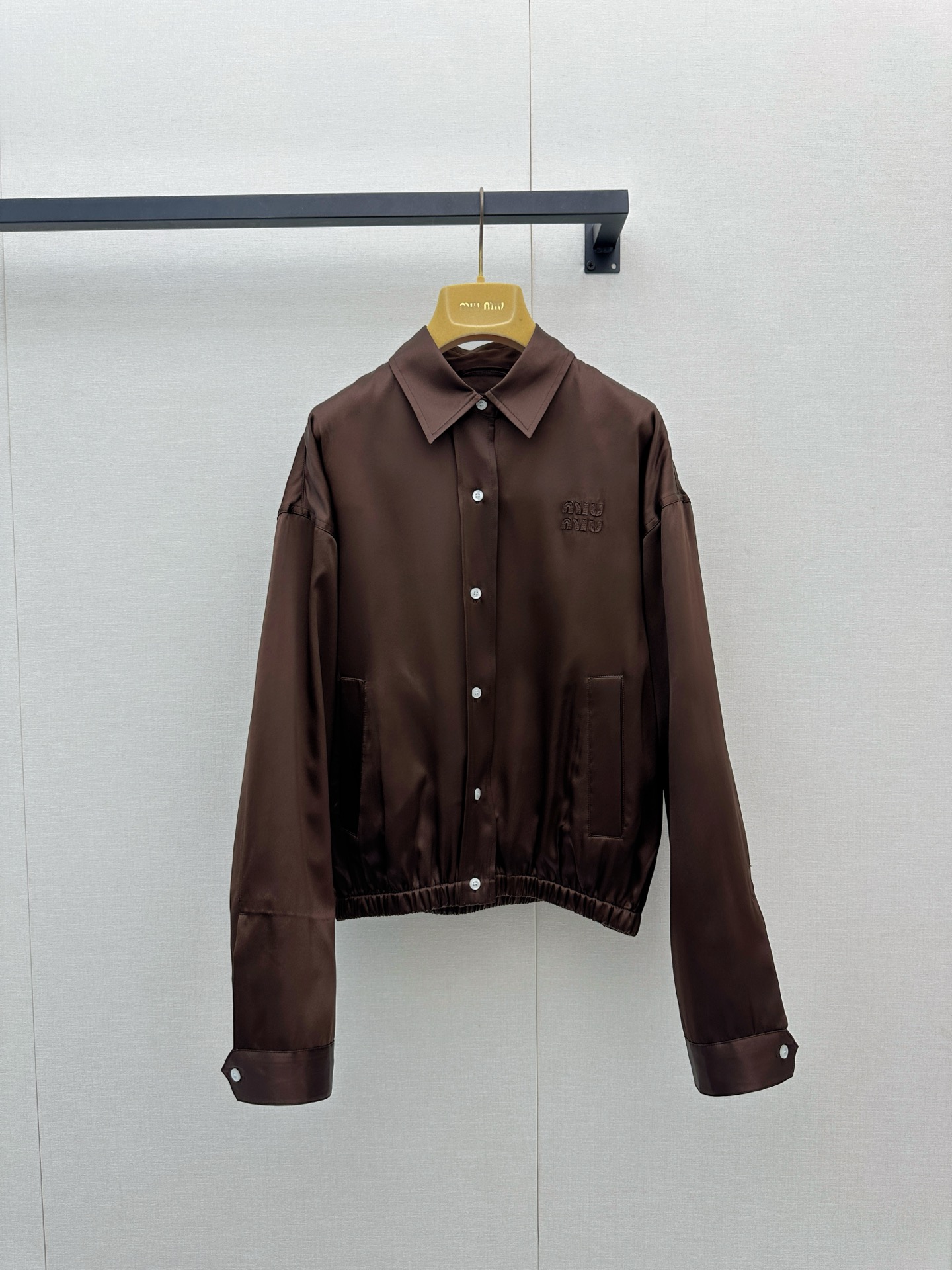 NO:927573,*26new Italian June new chocolate brown silk jacket. The delicate and soft satin luster comes with a noble filter, which can easily interpret the femininity and sophistication of an Italian girl ~ Exclusively customized imported yb mulberry silk material, brand logo letter design on the chest, highlighting the recognition. The minimalist design has a loose and sultry upper body. It is an irreplaceable item with a sense of atmosphere in the wardrobe!  1:1 awesome version, the latest spring and summer items, look out for the exclusive high version, SML real shots of large products, jackets & coats, real silk,19860909*26new意大利六月新款巧克力棕真丝外套 细腻柔光缎面光泽自带显贵滤镜,轻松演绎意式少女的柔媚与精致～独家定制进口yb桑蚕丝材质,胸口品牌徽标字母设计,彰显辨识度,极简设计上身松弛又撩人,是衣橱不可替代的千金氛围感单品！1:1超赞版的,春夏最新单品 认准独家高版本 SML大货实拍,,jackets & coats,real silk,,Women's clothing