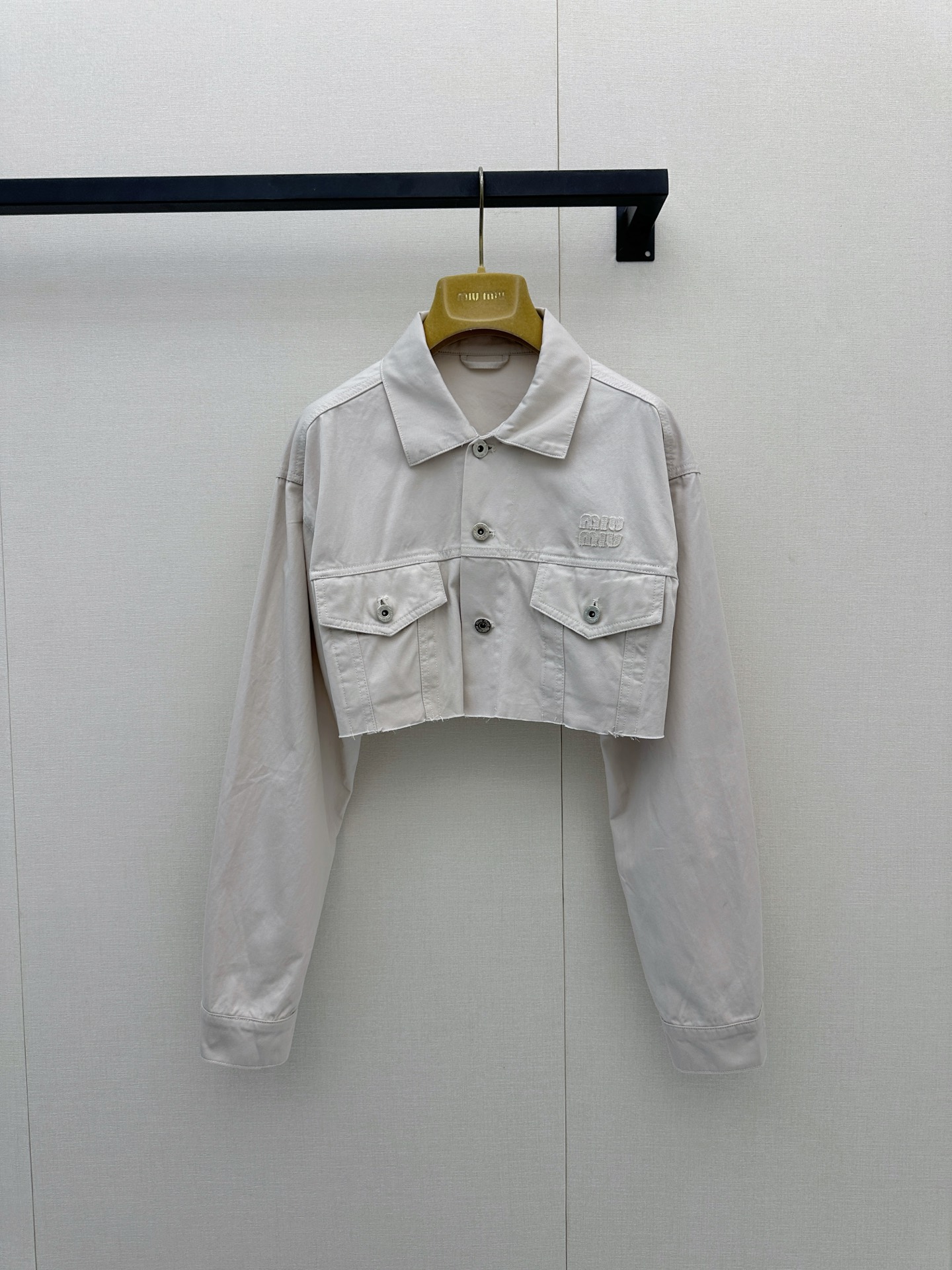 NO:927623,*26new white short denim jacket with letter patch embroidery is made of washed twill cotton, soft and comfortable, full of retro texture, short cut + lapel + double pockets, simple and practical ~ Exclusively customized imported yb cotton material, super recognizable brand embroidery on the chest, raw edge design on the hem, casual and fashionable, looks great with high-waisted pants or skirts, easily creates a sweet cool or retro style, can be easily used for daily outings and parties!  1:1 Awesome version, the latest spring and summer items, look out for the exclusive high version, SML real shots of large products, skirts, jackets & coats,19860909*26new字母贴布绣白色短款牛仔外套 采用水洗斜纹棉,柔软舒适,复古肌理感满满,短款剪裁+翻领+双口袋,简约又实用～独家定制进口yb棉材质,胸前品牌刺绣超有辨识度下摆毛边设计,随性时髦,搭高腰裤或裙装都很出彩,轻松打造甜酷或复古风,日常出街、聚会都能轻松驾驭！1:1超赞版型,春夏最新单品 认准独家高版本 SML大货实拍,,skirts,jackets & coats,,Women's clothing
