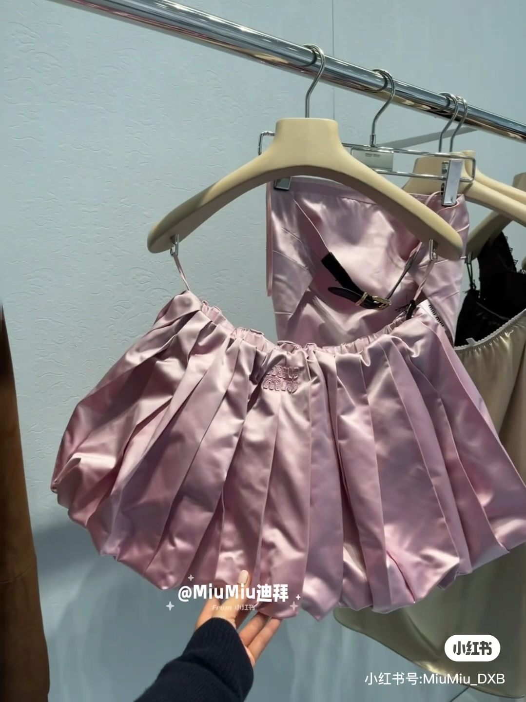 NO:928878,*26new Italian new models are surprisingly released in June!  The gentle and sweet light pink color of the pink skirt perfectly interprets the romantic Italian style!  The neat and straightforward lapel shirt-style design cleverly integrates casual workwear elements ~ Exclusively customized imported yb mulberry silk material, with exquisite same-color patterns on the chest  The letter embroidery shows the brand identity in a low-key manner, and the details are full of ingenuity. The loose silhouette and clever tailoring of the elasticated waist at the hem not only accommodate all body types, but also can easily create a high waistline and elongate the body proportions, creating an effortless fashionable and lazy feeling. The fabric shows a slightly wrinkled light texture, breathable and comfortable. Pair it with a short skirt of the same color to create a sweet and cool girl style, and you can easily become a Miu girl ~ 1:1 Awesome version, the latest spring and summer items, look for the exclusive high version  SML,,miumiu,skirts,shirts,19860909*26new六月意大利新款惊喜释出！粉色半裙温柔甜美的浅粉色完美演绎浪漫意式风情！利落率性的翻领衬衫式设计巧妙融合了随性的工装元素～ 独家定制进口yb桑蚕丝材质,胸前精致的同色系 字母刺绣低调彰显品牌身份,细节处尽显匠心,宽松的廓形与下摆松紧收腰的巧妙剪裁,不仅包容各种身材,更能轻松塑造出高腰线,拉长身形比例,营造出一种毫不费力的时髦慵懒感.面料呈现出微皱的轻盈质感,透气舒适,搭配同色系短裙演绎甜酷少女风,轻松成为Miu女孩～1:1超赞版型,春夏最新单品 认准独家高版本 SML,,miumiu,skirts,shirts,,Women's clothing