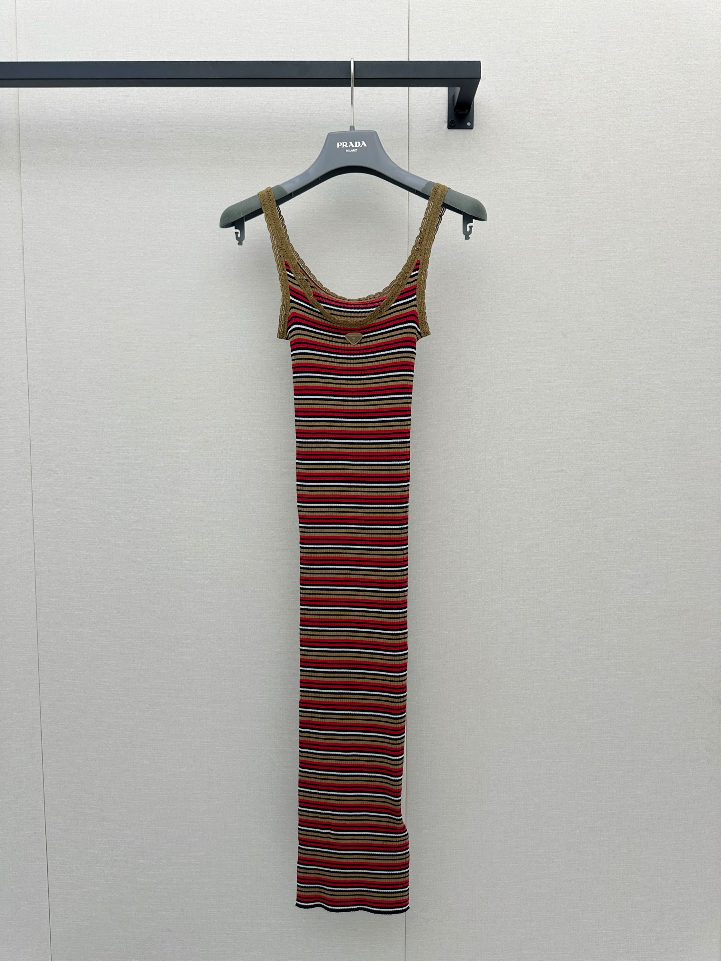 NO:928887,Prad* striped knitted suspender skirt with red and brown contrast stripe design, full of French retro atmosphere!  The knitted fabric has good elasticity and is close-fitting and comfortable. It is very suitable for summer wear. The suspender + swing collar details, the backless and discreet, sexy and elegant. The skirt is ankle-length, slim and slim, and can be easily used for daily outings and vacations. Paired with a light-colored jacket or knitted cardigan, it will directly add to the atmosphere. It is a practical, fashionable and versatile item!  Actual shots of large products, prada, skirts, jackets & coats,19860909Prad*条纹针织吊带裙 红棕撞色条纹设计,法式复古氛围感满满！针织面料弹性好,贴身舒适,夏天穿超合适.吊带+荡领细节,露背小心机,性感又优雅.裙长及踝,修身显瘦,日常出街、度假都能轻松驾驭.搭配浅色外套或针织开衫,氛围感直接拉满,是实用又时髦的百搭单品！大货实拍,,prada,skirts,jackets & coats,,Women's clothing
