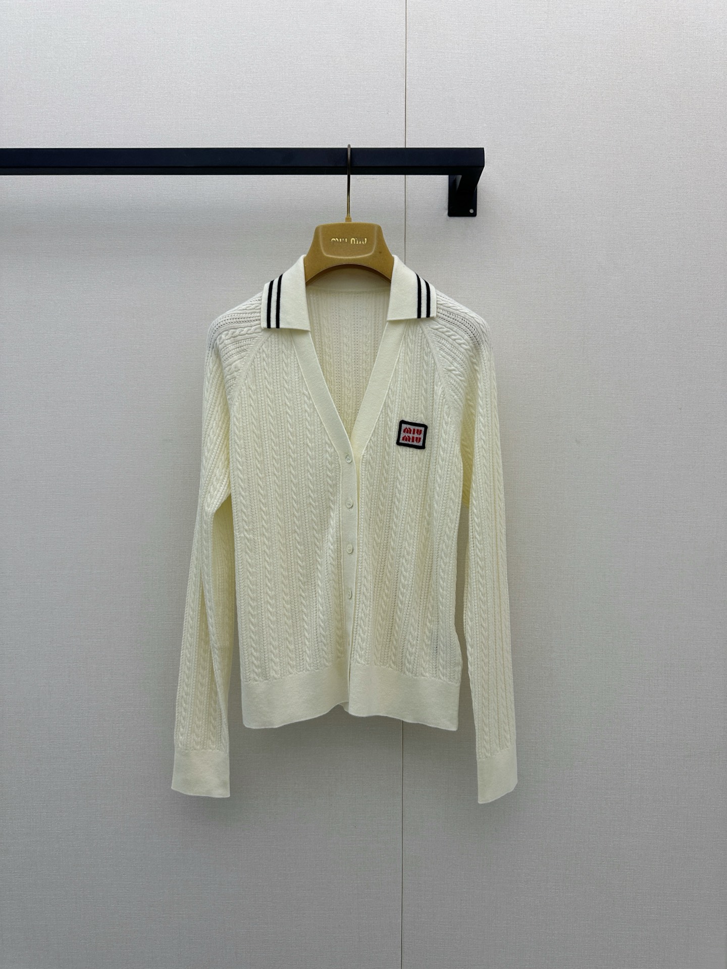 NO:928866,Miu cable knit cardigan is made of soft cashmere, low saturation milk white and super gentle, vertical stripe texture + lapel V-neck design, full of college style!  The brand embroidery badge on the left chest is very recognizable, and you must pay attention to details. It is OK to wear alone in spring and summer, or layered in early autumn, and can be easily used for commuting and dating. It is retro and fashionable, and it is easy to achieve a mature and girly look ~ Real photos of large products,, miumiu,19860909Miu 绞花针织开衫 选用柔软羊绒,低饱和奶白色超温柔,竖条纹肌理+翻领V口设计,学院风满满！左胸品牌刺绣徽章超有辨识度,细节控必入.春夏单穿、初秋叠穿都OK,通勤约会都能轻松驾驭,复古又时髦,轻熟少女感轻松拿捏～大货实拍,,miumiu,,Women's clothing