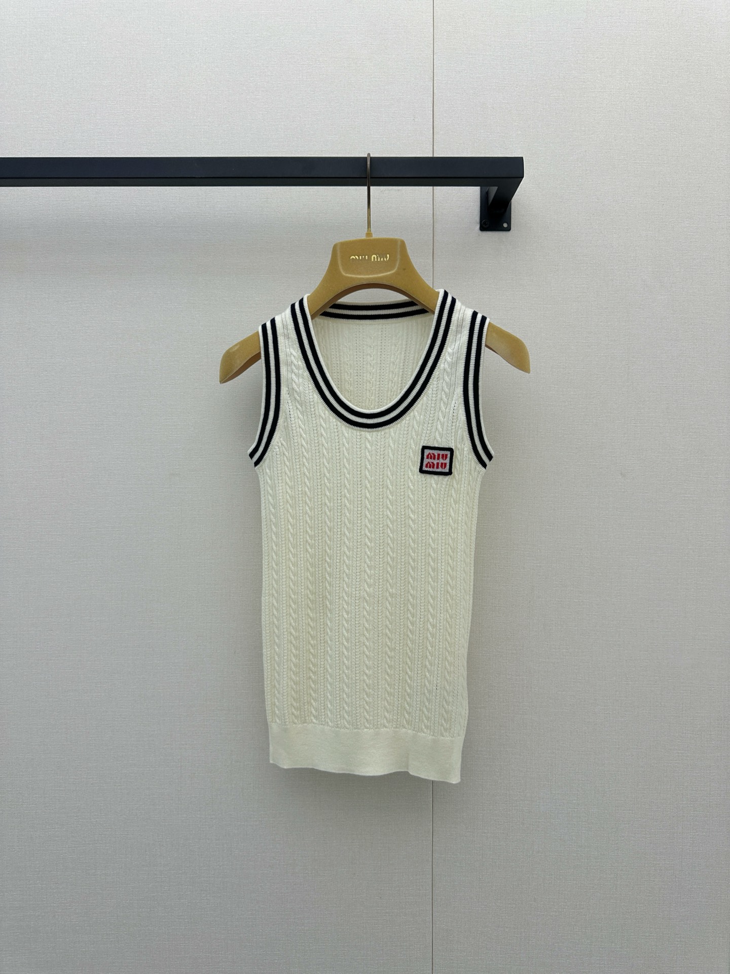NO:928947,Miu hemp pattern knitted vest is off-white vertical knitted fabric, soft and breathable, perfect for wearing alone in spring and summer or layered in early autumn!  U-shaped neckline + black and white contrasting stripes, full of college style, and the small square mark on the chest is very recognizable. The slim fit can easily highlight the body curve. Paired with a pleated skirt and loafers, you can easily choose between youthful energy or mature girly style ~ It is suitable for daily commuting, dating, and campus wear, practical and fashionable!  Actual shots of large goods,,miumiu,loafers,skirts,19860909Miu麻花纹针织背心 米白色竖纹针织,柔软透气,春夏单穿或初秋叠穿都很OK！U型领口+黑白撞色条纹,学院风满满,胸前小方标超有辨识度.修身版型,轻松凸显身材曲线,搭配百褶裙、乐福鞋,青春元气or轻熟少女风都能轻松拿捏～日常通勤、约会、校园穿搭都很适合,实用又时髦！大货实拍,,miumiu,loafers,skirts,,Women's clothing