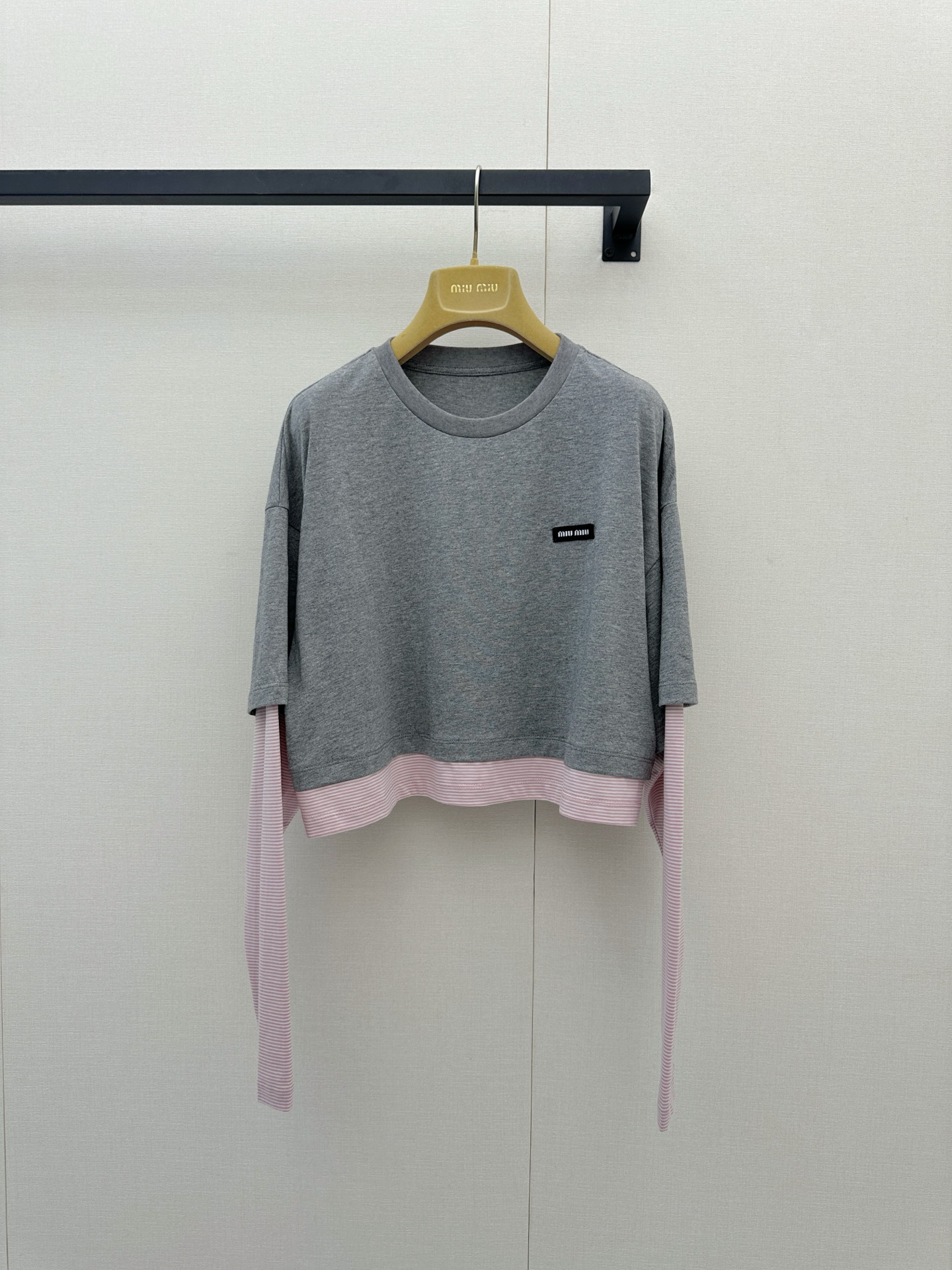 NO:928928,Miu stitched fake two-piece T-shirt, gray plain + pink striped contrasting design, full of layers!  The short version shows off your waistline. Pair it with high-waisted pants or skirts to easily get a good proportion. The fabric is soft and skin-friendly, washable and not prone to pilling. It is OK for daily commuting and leisure. The brand logo on the chest is very recognizable. It has a college style + girly feel. It is practical and fashionable. It can be easily worn to create a sense of atmosphere. Real photos of large products, miumiu, skirts, tees, t-shirts,19860909Miu 拼接假两件T恤 灰色平纹+粉色条纹撞色设计,层次感满满！短款版型超显腰线,搭配高腰裤或裙子,轻松get好比例.面料柔软亲肤,耐洗不易起球,日常通勤、休闲都OK～胸前品牌标识超有辨识度,学院风+少女感,实用又时髦,轻松穿出氛围感大货实拍,,miumiu,skirts,tees，t-shirt,,Women's clothing