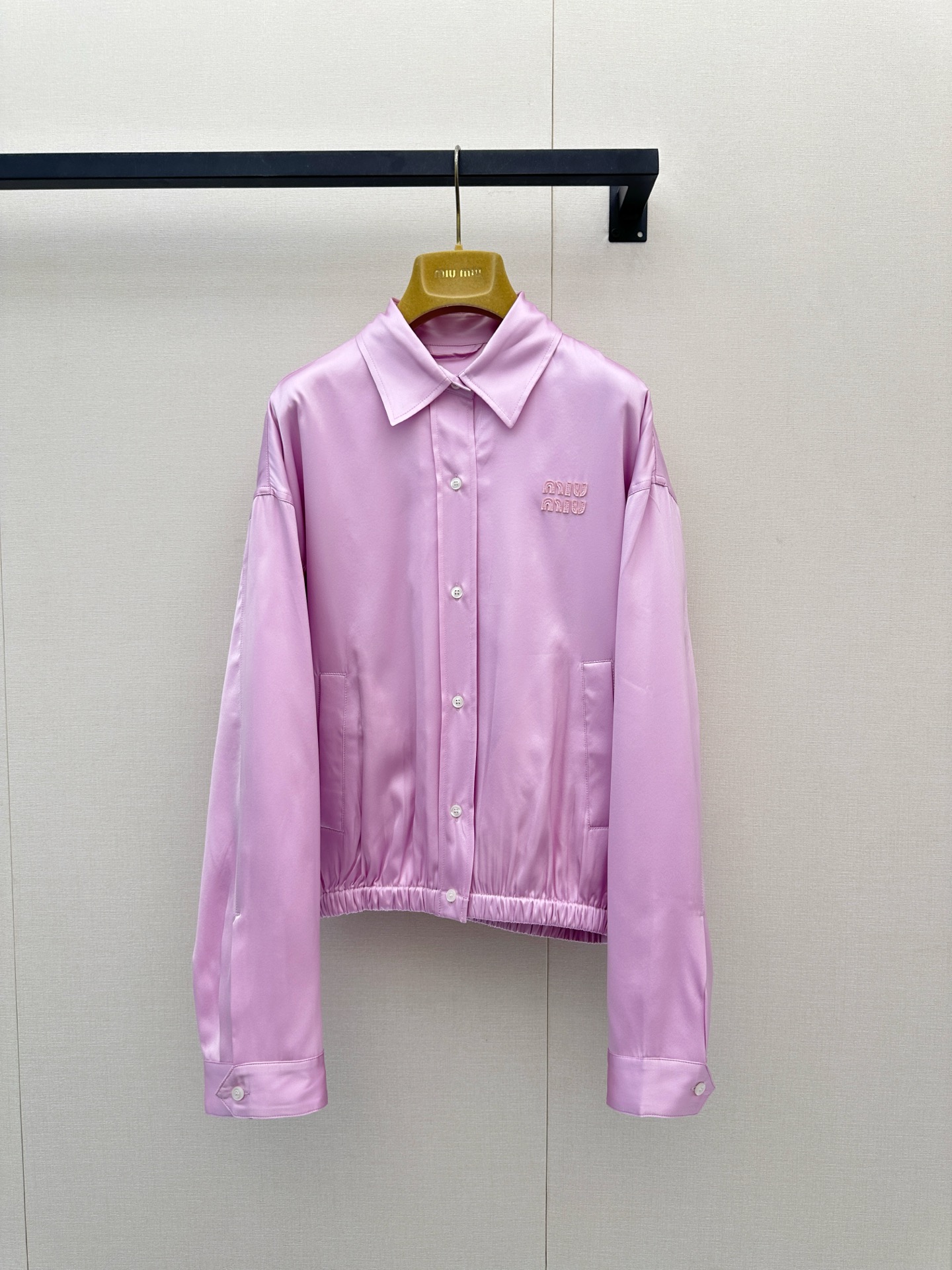 NO:928909,*26new Italian new models are surprisingly released in June!  The gentle and sweet light pink color of the leather pink jacket perfectly interprets the romantic Italian style!  The neat and straightforward lapel shirt-style design cleverly integrates casual workwear elements ~ Exclusively customized imported yb mulberry silk material, with exquisite same-color patterns on the chest  The letter embroidery shows the brand identity in a low-key manner, and the details are full of ingenuity. The loose silhouette and clever tailoring of the elasticated waist at the hem not only accommodate all body types, but also can easily create a high waistline and elongate the body proportions, creating an effortless fashionable and lazy feeling. The fabric shows a slightly wrinkled light texture, breathable and comfortable. Pair it with a short skirt of the same color to create a sweet and cool girl style, and you can easily become a Miu girl ~ 1:1 Awesome version, the latest spring and summer items, look for the exclusive high version  SML real shots of large goods,,miumiu,skirts,jackets & coats,jackets & coats,shirts,19860909*26new六月意大利新款惊喜释出！皮粉色夹克外套温柔甜美的浅粉色完美演绎浪漫意式风情！利落率性的翻领衬衫式设计巧妙融合了随性的工装元素～ 独家定制进口yb桑蚕丝材质,胸前精致的同色系 字母刺绣低调彰显品牌身份,细节处尽显匠心,宽松的廓形与下摆松紧收腰的巧妙剪裁,不仅包容各种身材,更能轻松塑造出高腰线,拉长身形比例,营造出一种毫不费力的时髦慵懒感.面料呈现出微皱的轻盈质感,透气舒适,搭配同色系短裙演绎甜酷少女风,轻松成为Miu女孩～1:1超赞版型,春夏最新单品 认准独家高版本 SML大货实拍,,miumiu,skirts,jackets & coats,jackets & coats,shirts,,Women's clothing