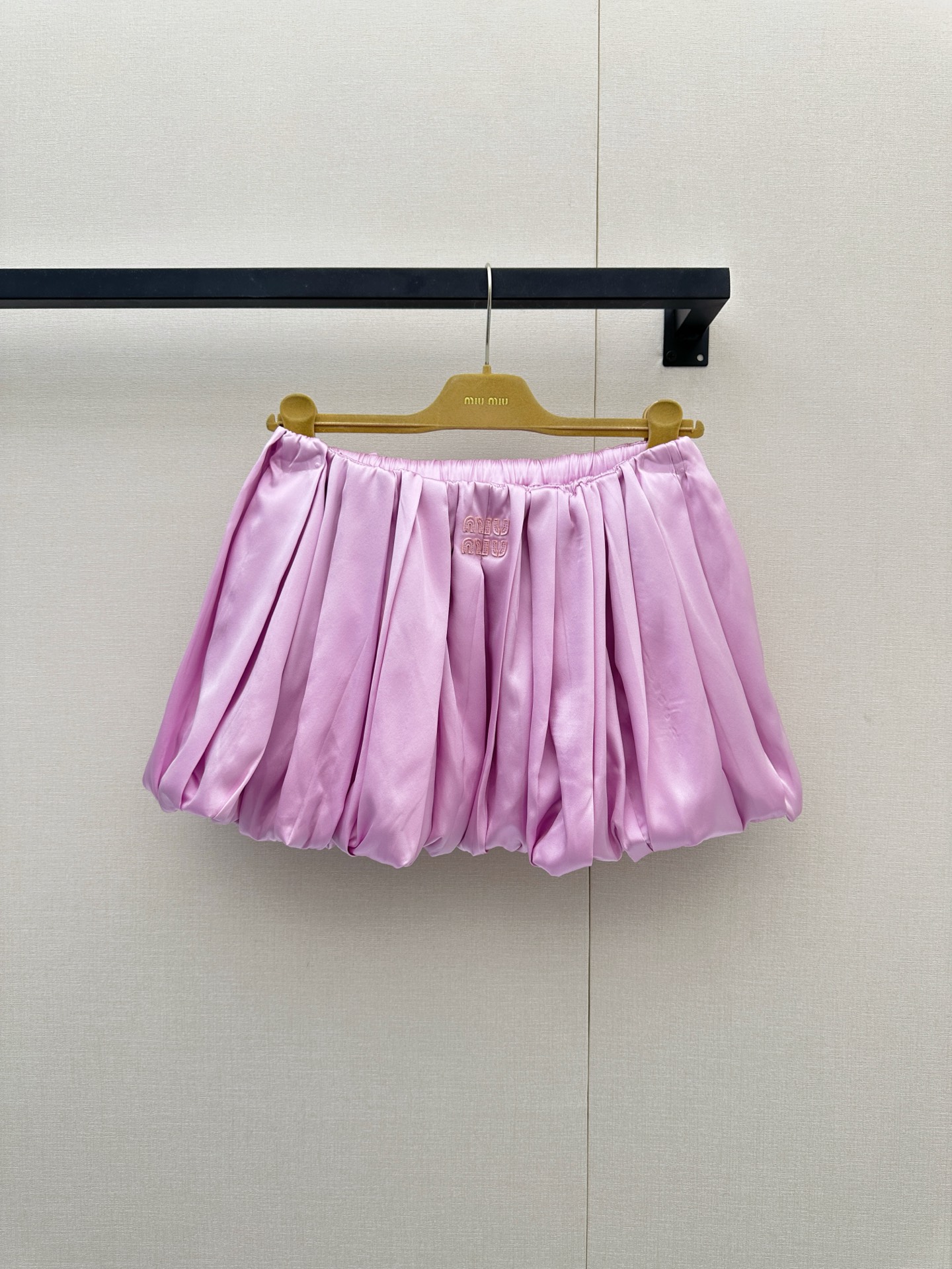 NO:928868,*26new Italian new models are surprisingly released in June!  The gentle and sweet light pink color of the pink skirt perfectly interprets the romantic Italian style!  The neat and straightforward lapel shirt-style design cleverly integrates casual workwear elements ~ Exclusively customized imported yb mulberry silk material, with exquisite same-color patterns on the chest  The letter embroidery shows the brand identity in a low-key manner, and the details are full of ingenuity. The loose silhouette and clever tailoring of the elasticated waist at the hem not only accommodate all body types, but also can easily create a high waistline and elongate the body proportions, creating an effortless fashionable and lazy feeling. The fabric shows a slightly wrinkled light texture, breathable and comfortable. Pair it with a short skirt of the same color to create a sweet and cool girl style, and you can easily become a Miu girl ~ 1:1 Awesome version, the latest spring and summer items, look for the exclusive high version  SML real shots of large products,,miumiu,skirts,shirts,19860909*26new六月意大利新款惊喜释出！粉色半裙温柔甜美的浅粉色完美演绎浪漫意式风情！利落率性的翻领衬衫式设计巧妙融合了随性的工装元素～ 独家定制进口yb桑蚕丝材质,胸前精致的同色系 字母刺绣低调彰显品牌身份,细节处尽显匠心,宽松的廓形与下摆松紧收腰的巧妙剪裁,不仅包容各种身材,更能轻松塑造出高腰线,拉长身形比例,营造出一种毫不费力的时髦慵懒感.面料呈现出微皱的轻盈质感,透气舒适,搭配同色系短裙演绎甜酷少女风,轻松成为Miu女孩～1:1超赞版型,春夏最新单品 认准独家高版本 SML大货实拍,,miumiu,skirts,shirts,,Women's clothing