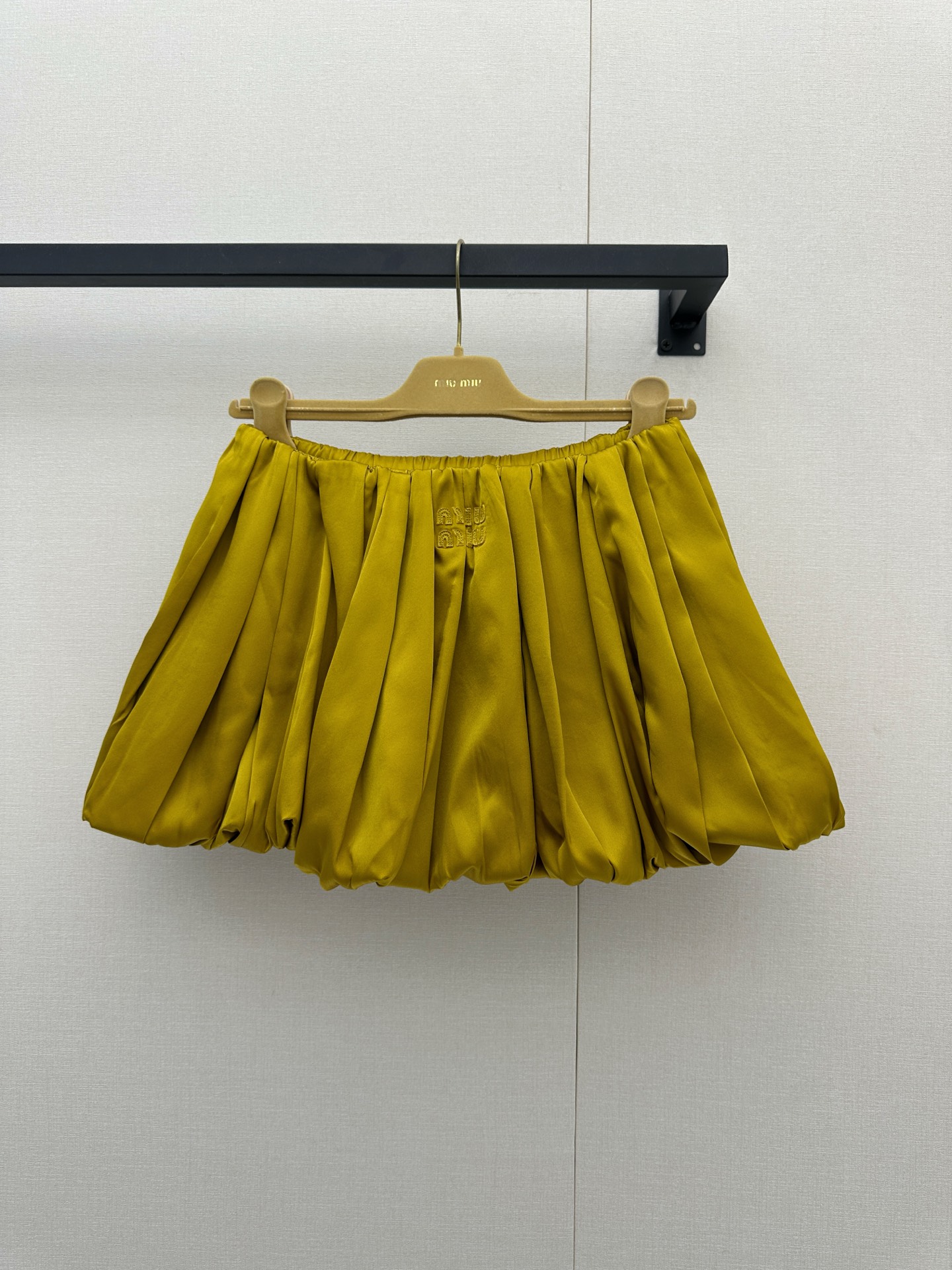 NO:928854,*26new’s ginger yellow pleated flower bud short skirt is visually impactful and super white. The brand’s iconic girly aesthetic perfectly combines classic pleated elements with silky drapey fabrics. The skirt sways when you walk, showing off your agility!  Exclusively customized imported yb mulberry silk material, embellished with classic brand letters and logos, you can easily achieve the casual and fashionable feeling of a rich man. Whether paired with a simple white T-shirt to create daily fresh vitality, or layered with a slim sweater for a date, this skirt can become the most eye-catching presence in your early spring wardrobe, allowing you to bring your own advanced filter in the crowd, and effortlessly interpret the French style of retro and modern ~ 1:1 Awesome version Latest spring and summer items Look for the exclusive high version  SML real shots of large products, skirts, tees, t-shirts,19860909*26new姜黄色百褶花苞短裙视觉上极具冲击力且超级显白.品牌标志性的少女美学,将经典的百褶元素与丝滑垂坠的面料完美结合,行走间裙摆摇曳生姿,尽显灵动气息！独家定制进口yb桑蚕丝材质,经典品牌字母徽标点缀,轻松拿捏财阀千金般的随性时髦感.无论是搭配简约的白T恤营造日常的清新活力,还是叠穿修身针织衫出席约会,这条半裙都能成为早春衣橱里最亮眼的存在,让你在人群中自带高级滤镜,毫不费力地演绎复古与摩登交织的法式风情～1:1超赞版型 春夏最新单品 认准独家高版本 SML大货实拍,,skirts,tees，t-shirt,,Women's clothing