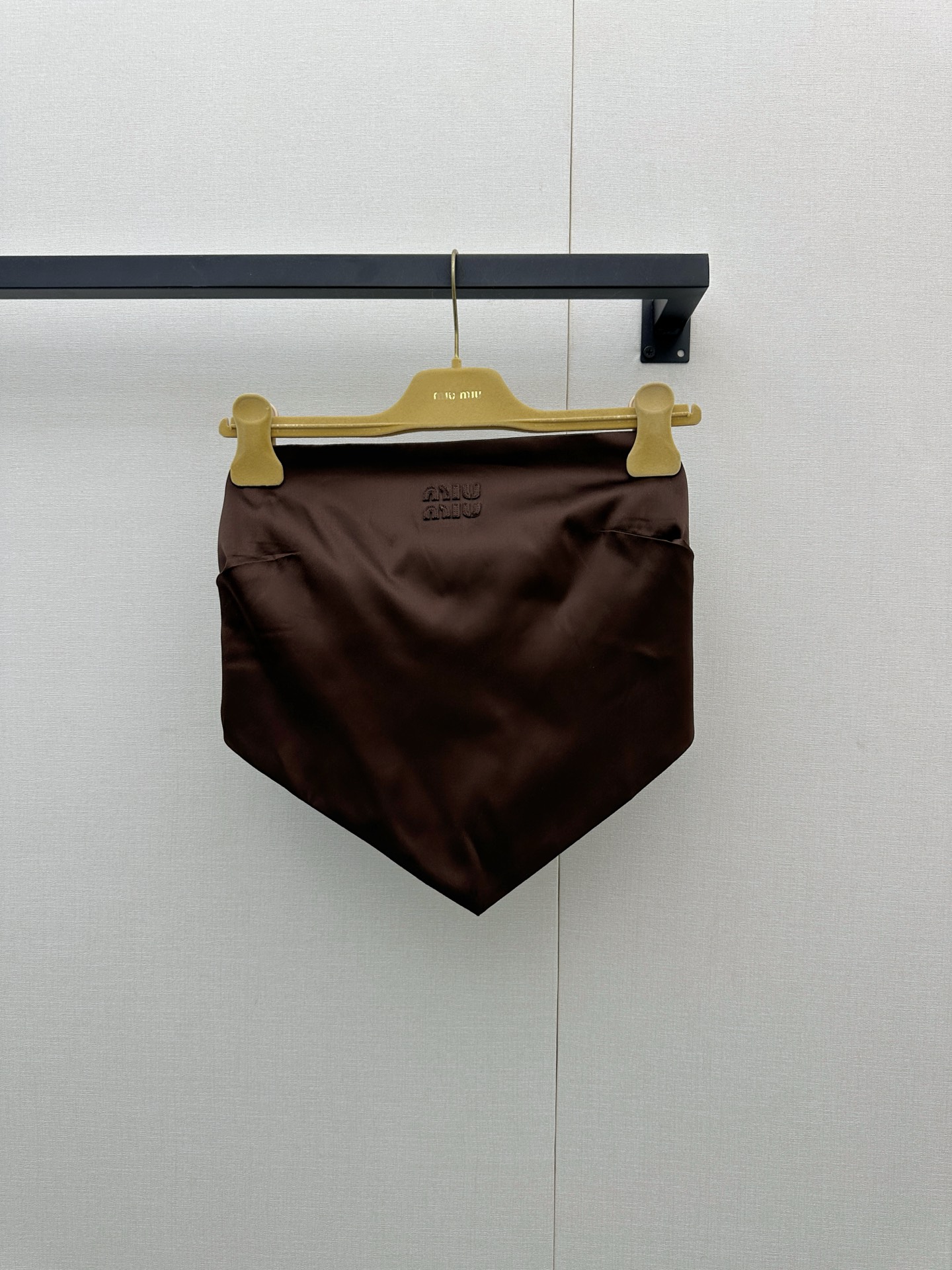 NO:930366,*26new Italy June new chocolate brown triangle tube top with delicate and soft satin luster comes with a noble filter, easily interpreting the femininity and sophistication of an Italian girl ~ Exclusively customized imported yb mulberry silk material, brand logo letter design on the chest to highlight the recognition, the triangle hem tailoring cleverly outlines the slender curves, the back sheepskin lace design adds more dressing details, the minimalist design upper body is loose and sultry, it is an irreplaceable item with a rich atmosphere in the wardrobe!  1:1 awesome version, the latest spring and summer items, look out for the exclusive high version, SML real shots of large products,, sheepskin,19860909*26new意大利六月新款巧克力棕三角抹胸上衣细腻柔光缎面光泽自带显贵滤镜,轻松演绎意式少女的柔媚与精致～独家定制进口yb桑蚕丝材质,胸口品牌徽标字母设计,彰显辨识度,三角下摆剪裁巧妙勾勒出纤细曲线,后背羊皮系带设计增添更多穿搭细节,极简设计上身松弛又撩人,是衣橱不可替代的千金氛围感单品！1:1超赞版的,春夏最新单品 认准独家高版本 SML大货实拍,,sheepskin,,Women's clothing