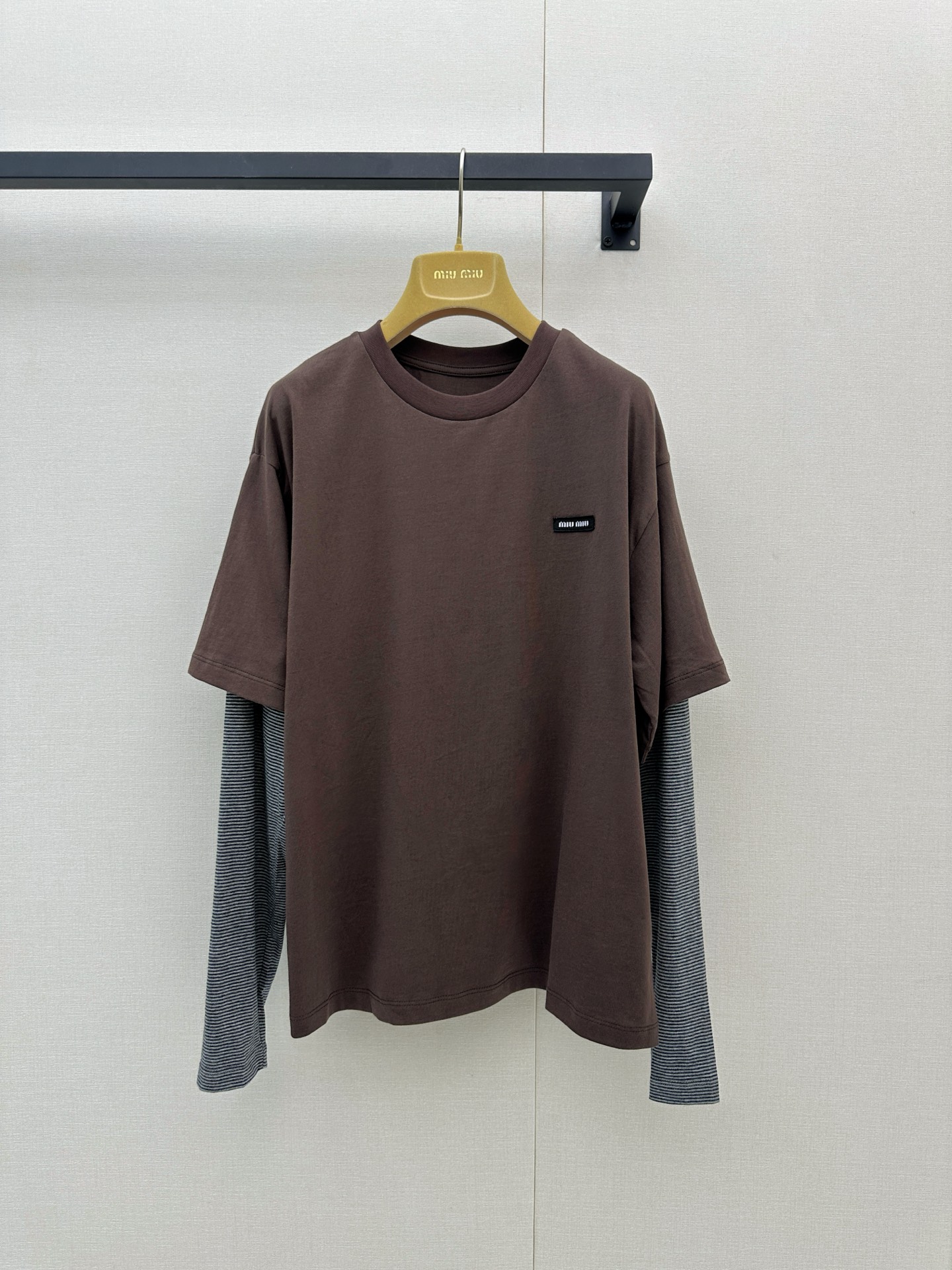 NO:930353,Miu fake two-piece long-sleeved T-shirt, retro coffee color + gray stripe stitching, full of layering!  160g cotton fabric, soft and comfortable, very suitable for autumn and winter. The fake two-piece design is full of layering. Pair it with a pleated skirt or casual pants, and you can easily get a lazy sweet girl style. The brand logo on the chest and exquisite details can be easily used for daily commuting and leisure. It is a must-have item in Maillard colors. Real photos of large quantities, miumiu, skirts, tees, t-shirts,19860909Miu 假两件长袖T恤 复古咖色+灰条纹拼接,层次感满满！160g棉质面料,柔软舒适,秋冬穿超合适.假两件设计叠穿感十足,搭配百褶裙或休闲裤,轻松get慵懒甜妹风.胸前品牌标识,细节精致,日常通勤、休闲都能轻松驾驭,是美拉德色系穿搭必备单品大货实拍,,miumiu,skirts,tees，t-shirt,,Women's clothing