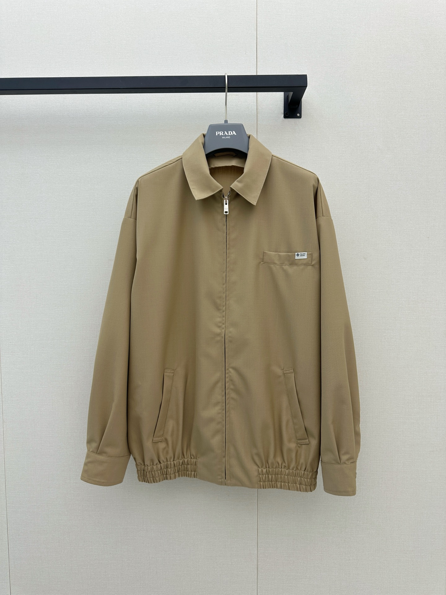 NO:930337,Prada khaki zipper jacket. The revealing style is very popular this year. It is paired with a caramel tone that is firm on the outside and soft on the inside. With a striped interior, it is low-key and layered. Sitting by the cafe window, it comes with a soft focus filter under natural light. The Explore handbag contains an oversize jacket + shorts of the same color that are full of atmosphere. It brings wind when walking and just feels relaxed. All the sets are shot by SML. Prada, versace, shorts, jackets & coats, jackets &  coats,19860909Prada卡其色拉链外套 可露丽风穿搭自带滤镜今年超火可露丽风搭配外挺内软的焦糖调,配条纹内搭,低调又有层次坐在咖啡馆窗边,自然光下自带柔焦滤镜,Explore手袋装下满满氛围感Oversize夹克+同色短裤,走路带风,松弛感刚刚好一套都有SML大货实拍,,prada,versace,shorts,jackets & coats,jackets & coats,,Women's clothing