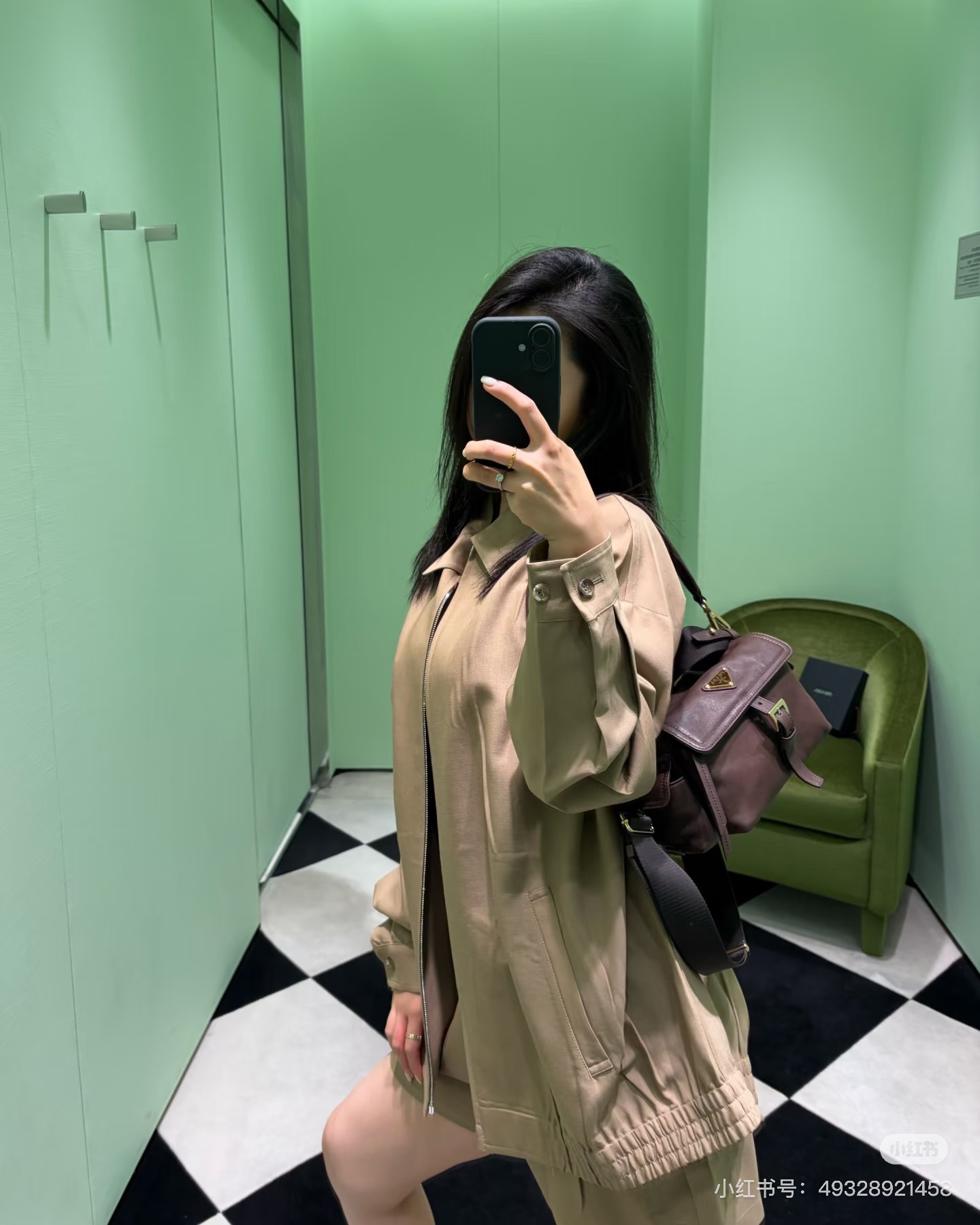 NO:930345,Prada khaki zipper jacket. The revealing style is very popular this year. The revealing style is paired with a caramel tone that is firm on the outside but soft on the inside. With a striped interior, it is low-key and layered. Sitting by the window of the cafe, it comes with a soft focus filter under natural light. The Explore handbag contains a full atmosphere. Oversize jacket + shorts of the same color, walking with wind, just the right sense of relaxation. SML, prada, versace, shorts, jackets & coats, jackets & coats,19860909Prada卡其色拉链外套 可露丽风穿搭自带滤镜今年超火可露丽风搭配外挺内软的焦糖调,配条纹内搭,低调又有层次坐在咖啡馆窗边,自然光下自带柔焦滤镜,Explore手袋装下满满氛围感Oversize夹克+同色短裤,走路带风,松弛感刚刚好一套都有SML,,prada,versace,shorts,jackets & coats,jackets & coats,,Women's clothing