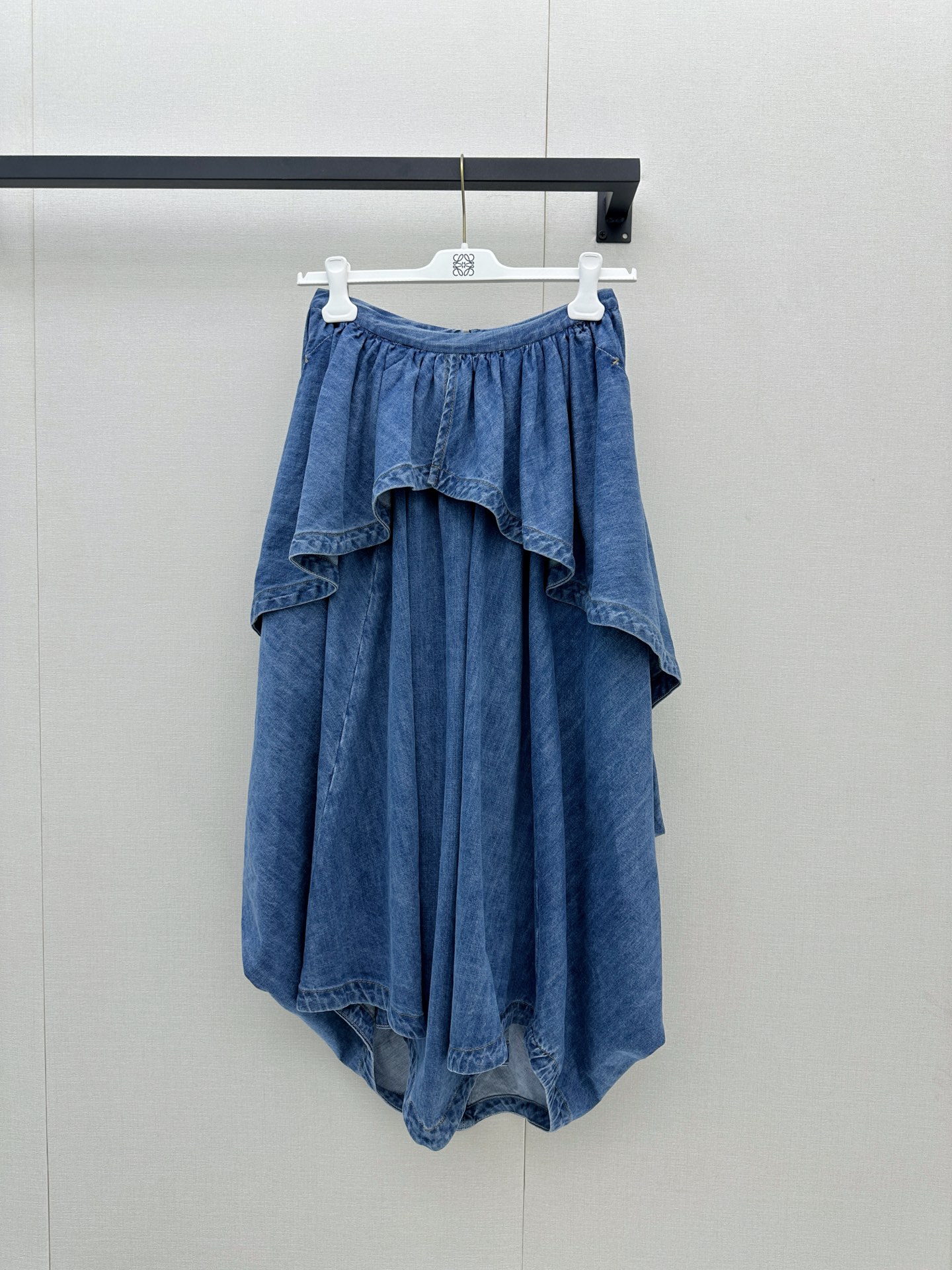 NO:930405,*26new ruffled lace irregular denim skirt washed light blue denim fabric, soft and skin-friendly, super comfortable to wear in summer!  The waist zipper is matched with ruffles at the waist, and the skirt is irregularly cut, giving you a sense of elegance when walking. It is made of exclusively imported imported yb cotton, and the hardware accessories are made of lettering and steel stamping. The details are perfect~ The length is very friendly to the figure. It can be easily controlled by both pear-shaped and small people. It is casual and high-end. Pair it with a knitted or straw bag to easily get a relaxed summer style!  1:1 Awesome version, the latest spring and summer items, look out for the exclusive high version, SML real shots of large products, espadrilles, skirts,19860909*26new荷叶花边不规则牛仔半裙水洗浅蓝单宁布,柔软亲肤,夏天穿超舒服！腰部拉链搭配腰间荷叶边,裙摆不规则剪裁,走路自带飘逸感独家定制进口yb棉材质,五金配件做刻字钢印工艺,细节处理满分～长度剪裁对身材超友好,梨形、小个子都能轻松驾驭,随性又高级,搭针织或草编包,轻松get夏日松弛风！1:1超赞版型,春夏最新单品 认准独家高版本 SML大货实拍,,espadrilles,skirts,,Women's clothing