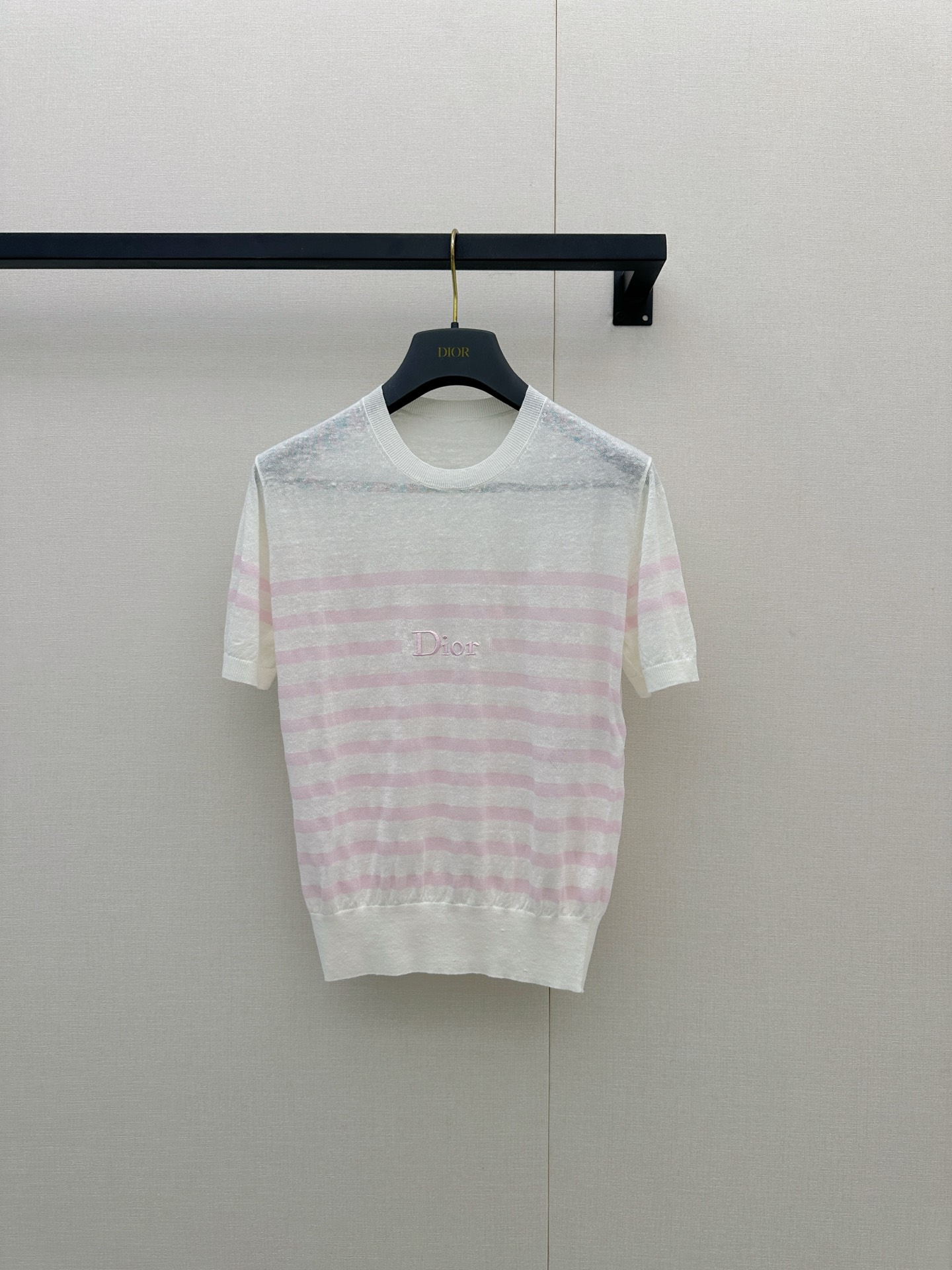 NO:930386,*36new letter embroidered striped knitted short-sleeved milk white + light pink contrasting color, simple and recognizable linen blended mulberry silk cashmere knitted fabric, skin-friendly and breathable, super comfortable to wear in summer!  Exclusively customized and imported yb linen, mulberry, silk and cashmere blended material, round neck style upper body to trim the slender neck, three-dimensional letter embroidery on the chest, full of details, full of French elegance~ It can be easily used for daily commuting and vacation. It goes well with jeans or skirts. It is relaxed and high-end. It is a must-have and versatile item for the summer wardrobe!  1:1 Awesome version, the latest spring and summer items, look for exclusive high-end versions, ready-made SML products, real shots, skirts, jeans, T-shirts,19860909*36new字母刺绣条纹针织短袖奶白+淡粉撞色,简约又有辨识度亚麻混纺桑蚕丝羊绒针织面料,亲肤透气,夏天穿超舒服！独家定制进口yb亚麻桑蚕丝羊绒混纺材质,圆领版型上身修饰脖颈纤细,胸前立体字母刺绣,细节满分,法式优雅氛围感拉满～日常通勤、度假都能轻松驾驭,搭配牛仔裤或半裙都很出彩,松弛又高级,是夏季衣橱必备百搭单品！1:1超赞版型,春夏最新单品 认准独家高版本 现货 SML大货实拍,,skirts,jeans,T-shirt,,Women's clothing