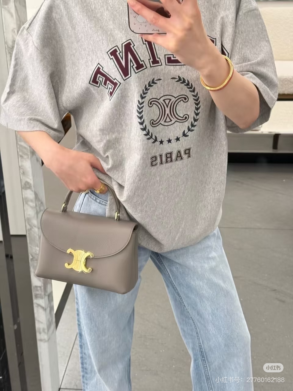 NO:930311,Celine's contrasting short-sleeved T-shirt is based on gray, with the brand's iconic 'CELINE PARIS' and the Arc de Triomphe logo printed on the chest. The overall style is simple and recognizable. It can be easily controlled whether it is daily commuting or weekend outings. It is an indispensable and versatile item in the wardrobe. SML,,celine,T-shirt,tees,t-shirt,19860909Celine 撞色短袖 T恤以灰色为基调,胸前印有品牌标志性的“CELINE PARIS”字样与凯旋门徽标,整体风格简约而富有辨识度.无论是日常通勤还是周末出游,都能轻松驾驭,是衣橱里不可或缺的百搭单品.SML,,celine,T-shirt,tees，t-shirt,,Women's clothing