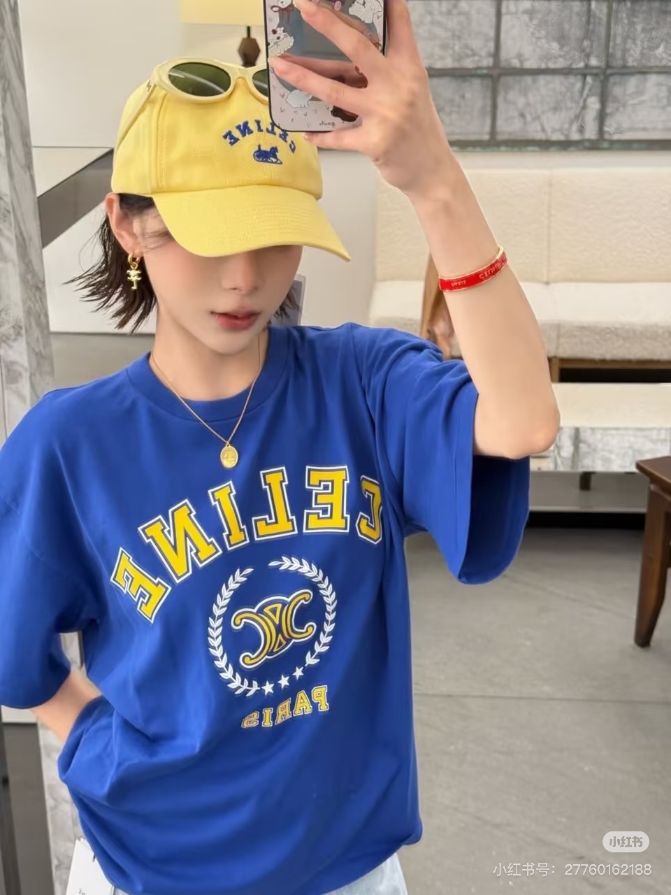 NO:930229,Celine blue short-sleeved T-shirt uses a highly saturated royal blue as the base color, with a striking yellow 'CELINE' printed on the chest.  PARIS' letters and the Arc de Triomphe logo, the overall style is full of the retro college atmosphere of the 1970s. The loose silhouette and rolled cuffs are both casual and street-friendly, making it an eye-catching item for summer outings. The fabric is made of 320g pure cotton double yarn jersey, which has a tactile feel  Thick and breathable, comfortable to wear and not stuffy. Whether worn alone or layered, it can easily create a sense of layering, suitable for people who pursue light luxury texture and personal expression.,,celine,T-shirt,tees,t-shirt,19860909Celine蓝色短袖T恤以高饱和度的宝蓝色为底色,胸前印有醒目的黄色“CELINE PARIS”字母与凯旋门徽标,整体风格充满70年代复古学院气息.宽松廓形剪裁搭配卷边袖口,既显随性又具街头感,是夏日出街的吸睛单品.面料采用320克纯棉双纱汗布,触感厚实透气,穿着舒适不闷热.无论是单穿还是作为内搭叠穿,都能轻松营造层次感,适合追求轻奢质感与个性表达的人群.,,celine,T-shirt,tees，t-shirt,,Women's clothing