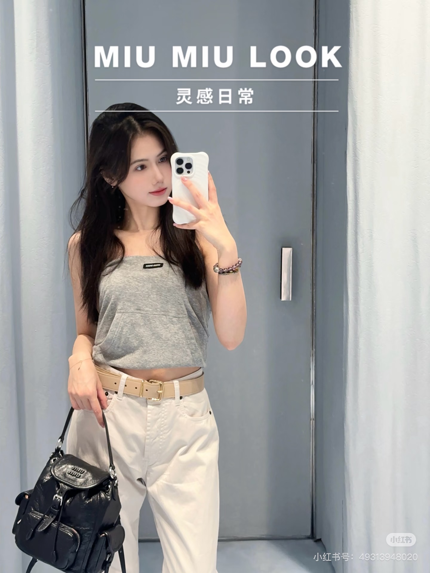 NO:930344,Miu Miu white straight-leg jeans are decorated with the brand's iconic embroidered logo on the back pocket. The overall design is simple and solid color. The fit is loose and comfortable, suitable for daily commuting or casual wear. The pants have a classic five-pocket structure, and the waist is closed with metal buttons and zippers. The fabric texture is crisp and elastic, taking into account both fashion and practicality. These pants continue Miu Miu's traditional style  Miu's consistent girly feel and exquisite craftsmanship, the white tone is refreshing and versatile, and can be easily matched with T-shirts, shirts or sweaters to create a fresh college style or urban mature look. Its straight cut is highly tolerant to the leg shape and visually elongates the proportion, making it an indispensable universal item in the spring and summer wardrobe. SmL,,miumiu,jeans,shirts,tees,t-shirt,19860909Miu Miu白色直筒牛仔裤,后袋饰有品牌标志性刺绣Logo,整体采用简约纯色设计,版型宽松舒适,适合日常通勤或休闲穿搭.裤型为经典五口袋结构,腰部配有金属纽扣与拉链闭合,面料质感挺括且富有弹性,兼顾时尚与实穿性.这款裤子延续了Miu Miu一贯的少女感与精致工艺,白色调清爽百搭,可轻松搭配T恤、衬衫或针织衫,打造清新学院风或都市轻熟造型.其直筒剪裁对腿型包容度高,视觉上拉长比例,是春夏衣橱中不可或缺的万能单品.SmL,,miumiu,jeans,shirts,tees，t-shirt,,Women's clothing