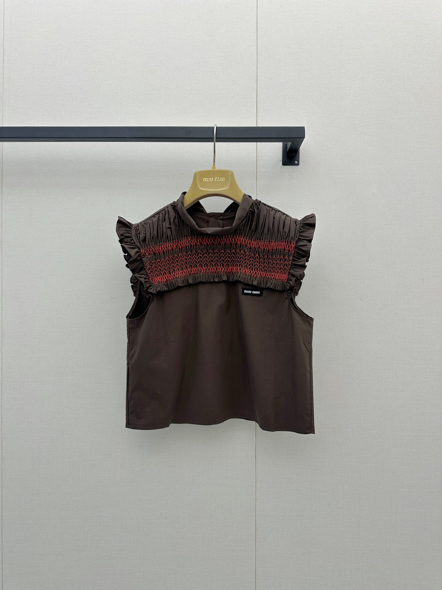 NO:930319,Miu retro brown｜Feifei sleeve shirt. The summer outfit formula for a rich girl. Who can resist the Miu Miu outfit with its own retro filter?  Chocolate brown contrasts with milky white, and the sweet but not greasy sense of college gold directly fills the sleeveless stand-up collar shirt, red embroidered earrings + large ribbon design. The short cut reveals the waistline, neat and slimming, and has a retro atmosphere. Daily wear alone / stacked cardigans are suitable for SML. Real photos of large products,, miumiu, shirts,19860909Miu系复古棕｜飞飞袖衬衫 千金少女夏日穿搭公式谁能拒绝自带复古滤镜的Miu Miu整套搭配！巧克力棕撞奶白,甜而不腻的学院千金感直接拉满无袖立领衬衫,红刺绣木耳边+大飘带设计 短款剪裁露腰线,利落显瘦,复古氛围感一绝 日常单穿/叠小开衫都适配SML  大货实拍,,miumiu,shirts,,Women's clothing