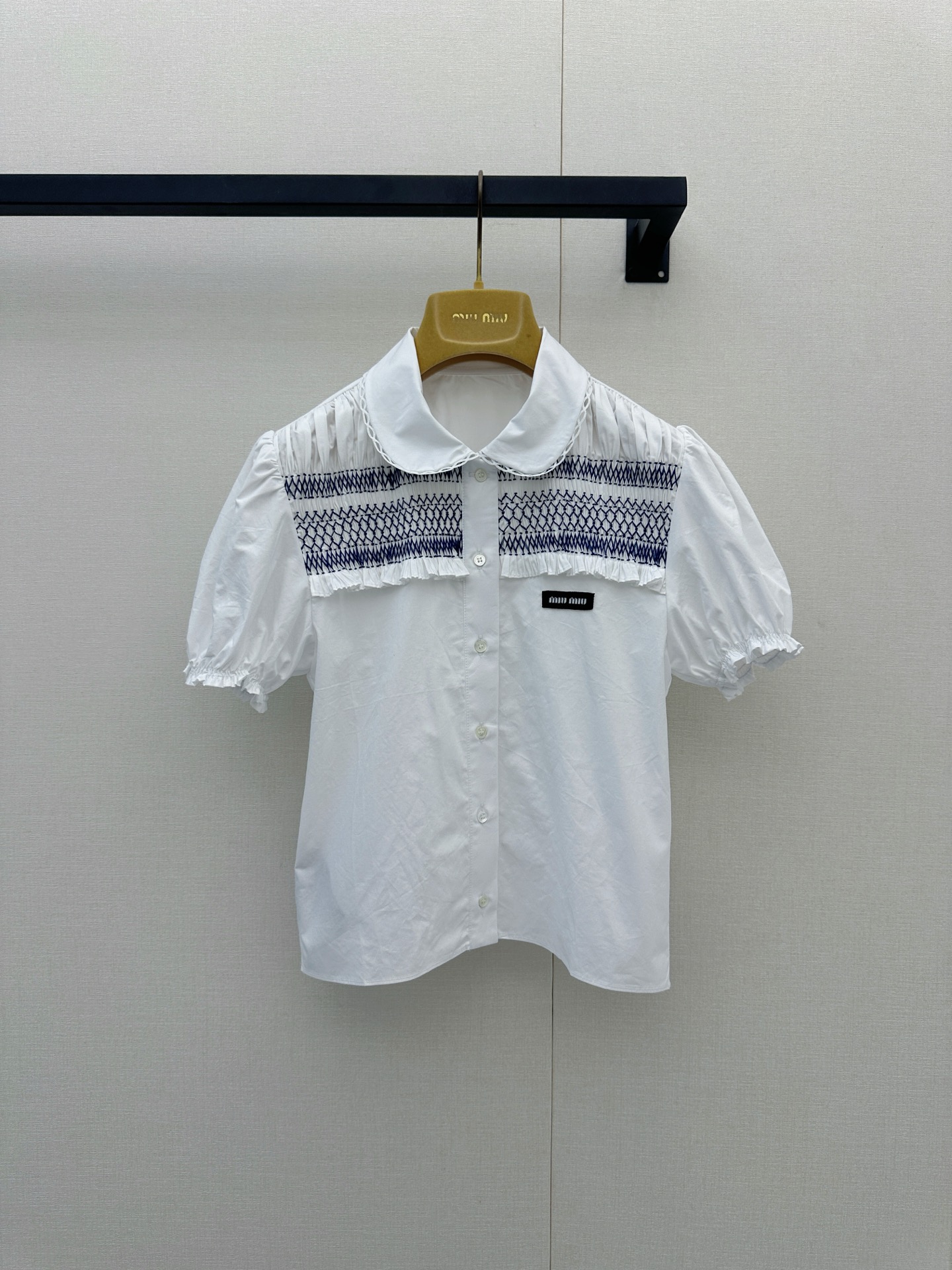 NO:930301,*26newL’ete series lace collar contrast embroidered white short-sleeved shirt is super comfortable to wear in spring and summer!  Hollow petal collar + navy blue embroidery stitching, retro and exquisite, exclusively customized imported yb cotton material, elastic puff sleeve design on the cuffs, playful and cute, and the brand logo on the chest is super recognizable!  It can be easily worn in daily life or on vacation, and it looks great with jeans or skirts ~ 1:1 awesome version, the latest spring and summer items, look for the exclusive high version, SML real shots of large quantities, skirts, jeans, shirts, T-shirts,19860909*26newL’ete系列蕾丝花边领撞色刺绣白色短袖衬衫春夏穿超舒服！镂空花瓣领+藏蓝色刺绣拼接,复古又精致独家定制进口yb棉材质,袖口做松紧泡泡袖设计,俏皮可爱,胸前品牌标识超有辨识度！日常或度假都能轻松驾驭,搭配牛仔裤或半裙都很出彩哦～1:1超赞版型,春夏最新单品 认准独家高版本 SML大货实拍,,skirts,jeans,shirts,T-shirt,,Women's clothing