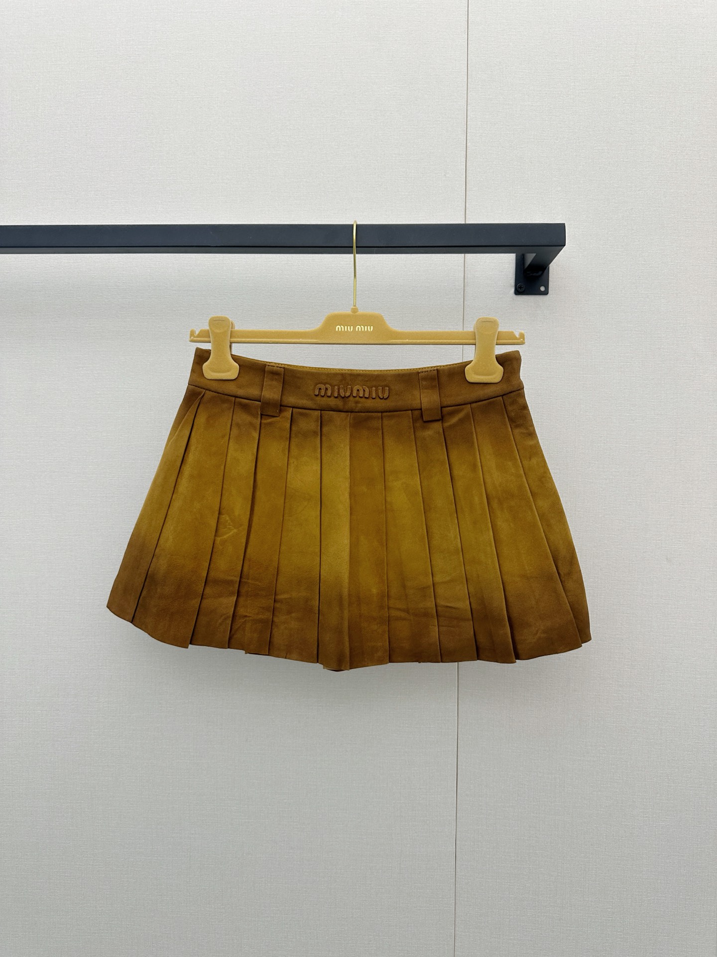 NO:930283,Miu  Miu*26 caramel color suede pleated short skirt is made of fine-textured suede fabric with a matte retro luster. It feels soft and skin-friendly. The crisp fabric can also maintain the shape well. The neat high-waisted waistband and three-dimensional pleated design can not only optimize the waist  The hip ratio also gives the skirt a sense of flexibility and layering. The classic caramel color is versatile and high-end. With belt loop details, it has a retro atmosphere and a college girl feel. The neat short cut of the skirt is playful and reduces age. It is a versatile item for creating sweet, cool and retro styles. Sizes  S M L. Real photos of large products,,miumiu,skirts,chamois leather,19860909Miu Miu*26焦糖色麂皮百褶短裙,采用质感细腻的麂皮面料打造,自带哑光复古光泽,触感柔软亲肤,挺括的面料也能很好地维持版型.利落的高腰腰头搭配立体压褶设计,既能优化腰臀比例,又赋予裙身灵动层次感,经典焦糖色调百搭又高级,搭配腰带袢细节,兼具复古氛围与学院少女感,裙型利落的短款剪裁俏皮减龄,是打造甜酷风、复古风穿搭的百搭单品,尺码 S M L.大货实拍,,miumiu,skirts,chamois leather,,Women's clothing