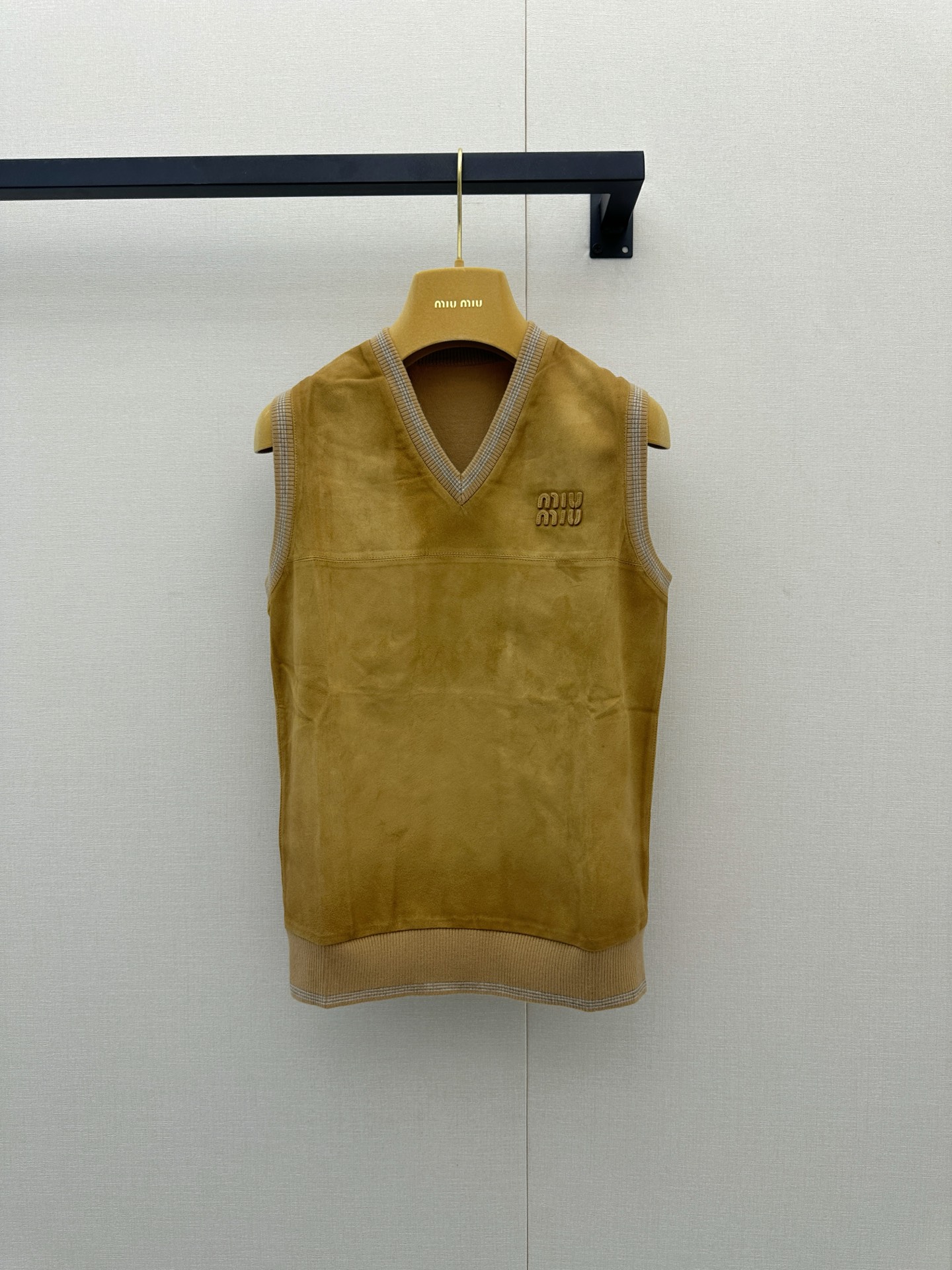 NO:930262,*26new suede splicing V-neck vest, right shoulder, slightly wide version of the upper body is really friendly to body tolerance. It is a must-have item for the college to reduce age. It is exclusively customized and imported yb suede-like leather sheep wool material. The delivery of the matching material is time-consuming and expensive~ The same color three-dimensional letter logo embroidery is embellished on the chest. The whole thing is low-key and connotative~ It can be easily matched with any combination~ 1:1 awesome version. The latest item in early spring. Look for the exclusive high version SML  Actual shots of large products, chamois leather,19860909*26new麂皮绒拼接V领马甲正肩微阔版型上身对身材包容性实在太友好啦学院减龄必备搭配单品独家定制进口yb麂皮样皮革绵羊毛材质,对版材质出货费时且费料～胸前同色立体字母logo刺绣点缀,整件低调有内涵～随意搭配都轻松拿捏～1:1超赞版型 早春最新单品 认准独家高版本 SML 大货实拍,,chamois leather,,Women's clothing