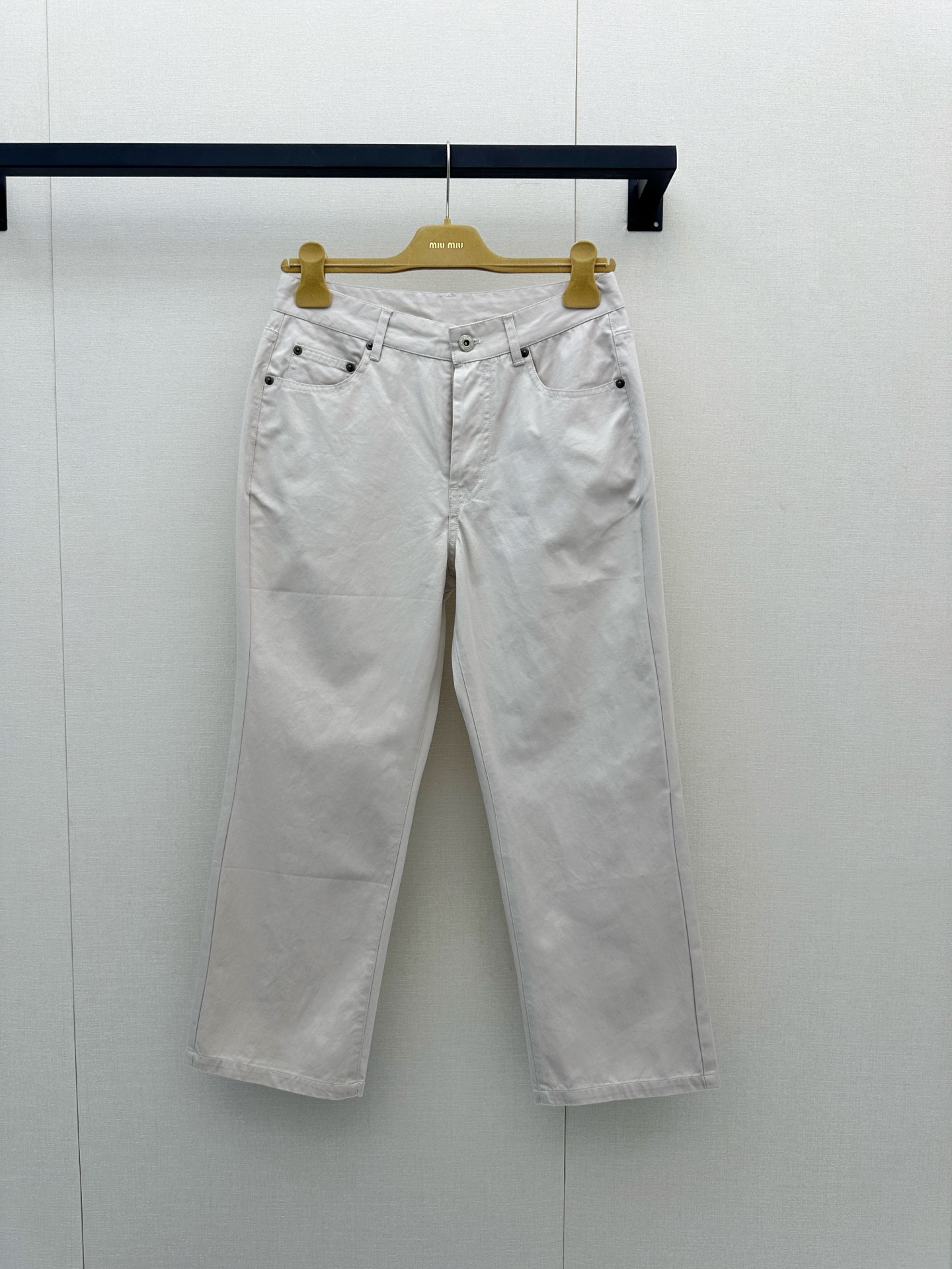 NO:930336,Miu Miu white straight-leg jeans are decorated with the brand's iconic embroidered logo on the back pocket. The overall design is simple and solid color. The fit is loose and comfortable, suitable for daily commuting or casual wear. The pants have a classic five-pocket structure, and the waist is closed with metal buttons and zippers. The fabric texture is crisp and elastic, taking into account both fashion and practicality. These pants continue Miu Miu's traditional style  Miu's consistent girly feel and exquisite craftsmanship, the white tone is refreshing and versatile, and can be easily paired with T-shirts, shirts or sweaters to create a fresh college style or urban mature look. Its straight cut is highly tolerant to the leg shape and visually elongates the proportion, making it an indispensable universal item in the spring and summer wardrobe. SmL real shots of large quantities,,miumiu,jeans,shirts,tees,t-shirt,19860909Miu Miu白色直筒牛仔裤,后袋饰有品牌标志性刺绣Logo,整体采用简约纯色设计,版型宽松舒适,适合日常通勤或休闲穿搭.裤型为经典五口袋结构,腰部配有金属纽扣与拉链闭合,面料质感挺括且富有弹性,兼顾时尚与实穿性.这款裤子延续了Miu Miu一贯的少女感与精致工艺,白色调清爽百搭,可轻松搭配T恤、衬衫或针织衫,打造清新学院风或都市轻熟造型.其直筒剪裁对腿型包容度高,视觉上拉长比例,是春夏衣橱中不可或缺的万能单品.SmL大货实拍,,miumiu,jeans,shirts,tees，t-shirt,,Women's clothing