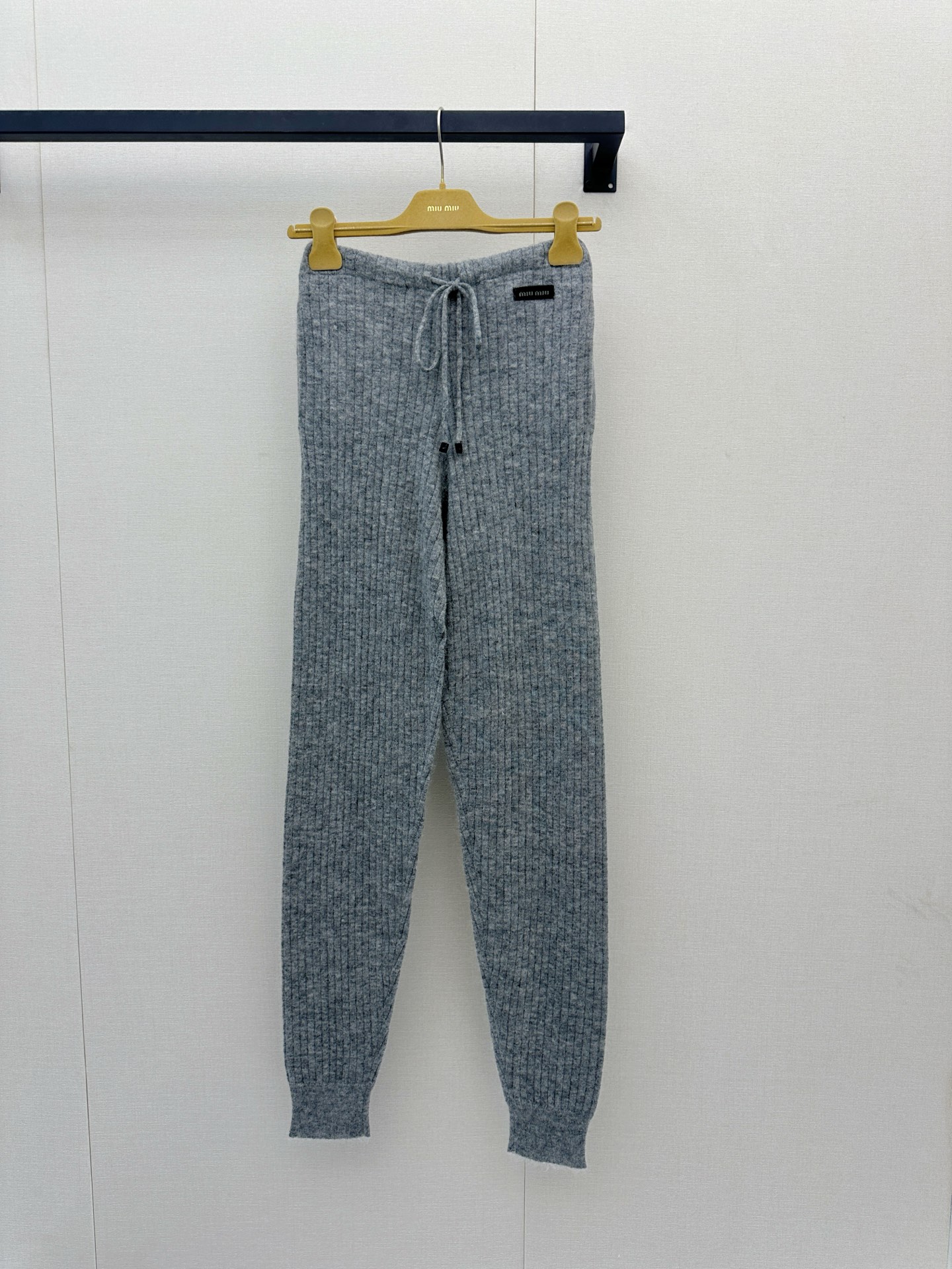 NO:930350,*26new logo letter mulberry silk cashmere trousers are imported Swiss woven 14-count seahorse velvet soft and skin-friendly fabrics, breathable and comfortable, the leg-tie version has a flattering proportion on the upper body to show your figure, and it’s great when worn alone or layered!  Exclusively customized imported yb mulberry silk cashmere blended material, the classic small label on the waist is super recognizable and versatile in gray. It can be easily matched with any combination. It is OK for casual or commuting ~ 1:1 awesome version, the latest single product in early autumn. Look for the exclusive high version SML real shot of large goods,,19860909*26new徽标字母桑蚕丝羊绒长裤进口瑞士机织14支海马绒柔软亲肤面料,透气又舒适,束脚版型上身修饰比例显身材,单穿叠搭都超赞！独家定制进口yb桑蚕丝羊绒混纺材质,腰间经典小标牌超有辨识度灰色百搭,随意搭配都能轻松驾驭,休闲or通勤都OK～1:1超赞版型,早秋最新单品 认准独家高版本 SML大货实拍,,,Women's clothing